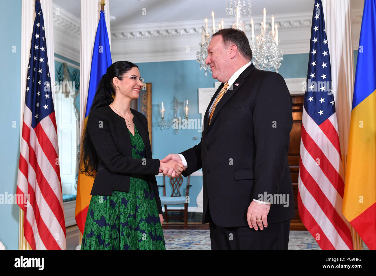 Stati Uniti Il segretario di Stato Michael R. Pompeo si incontra con il rumeno Vice Primo Ministro Ana Birchall prima del loro incontro, presso l'U.S. Dipartimento di Stato a Washington DC, il 15 giugno 2018. Foto Stock