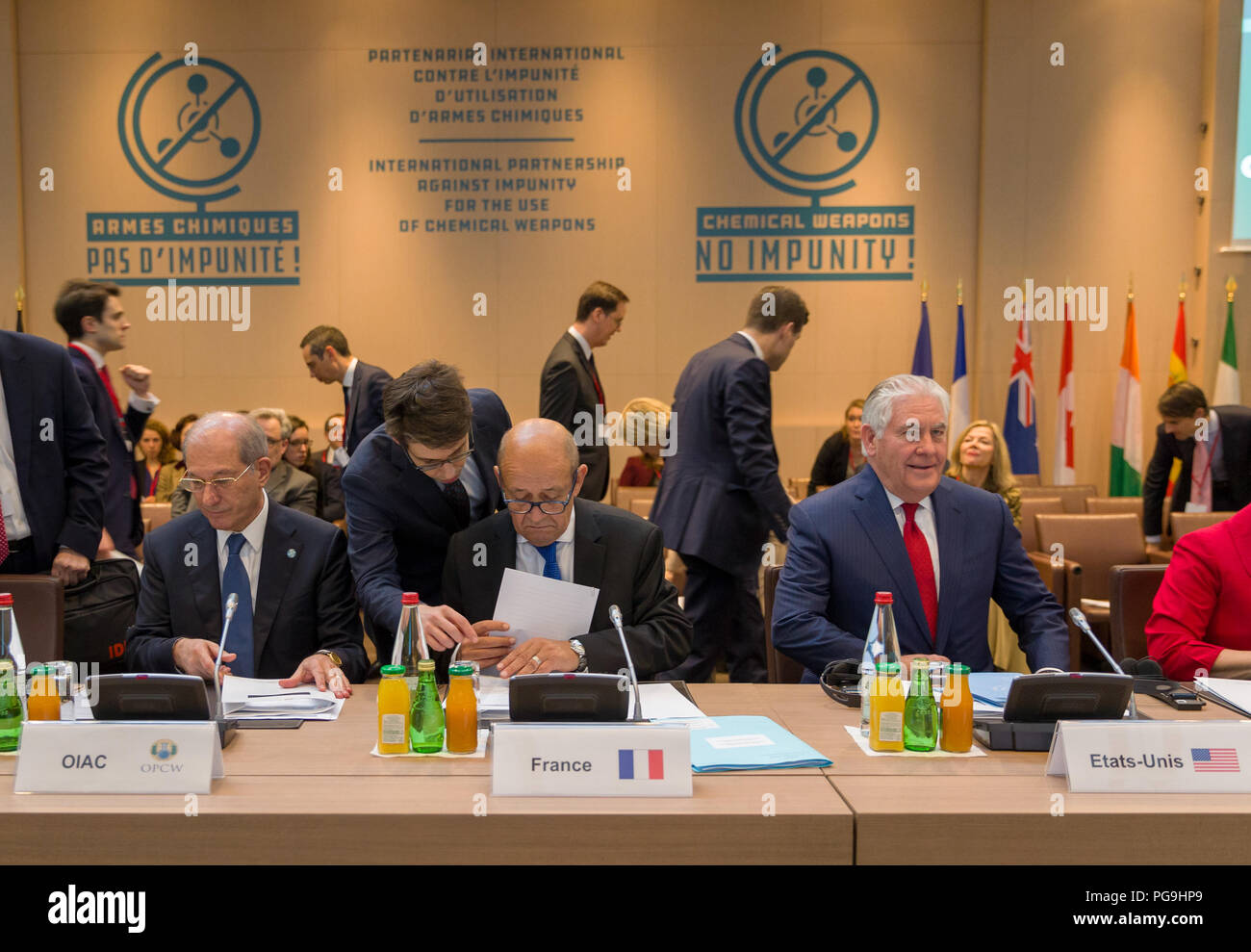 Stati Uniti Il segretario di Stato Rex Tillerson e il ministro degli Esteri francese Jean-Yves Le Drian partecipano a una conferenza lancio del partenariato internazionale contro l'impunità per l uso di armi chimiche di Parigi in Francia il 23 gennaio 2018. Foto Stock