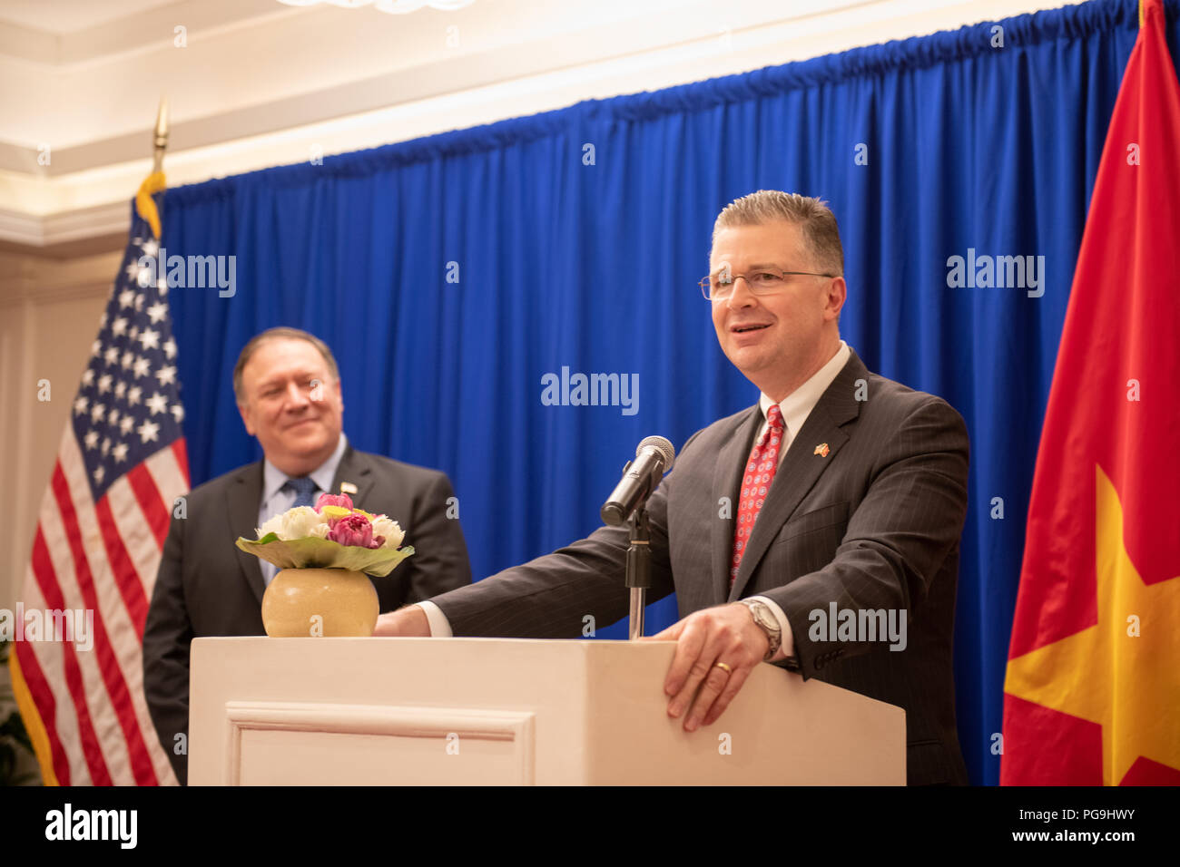 Stati Uniti Il segretario di Stato Michael R. Pompeo si incontra con l'AMBASCIATA DEGLI STATI UNITI di personale e le loro famiglie in luglio 8, 2018 ad Hanoi, Vietnam. Foto Stock