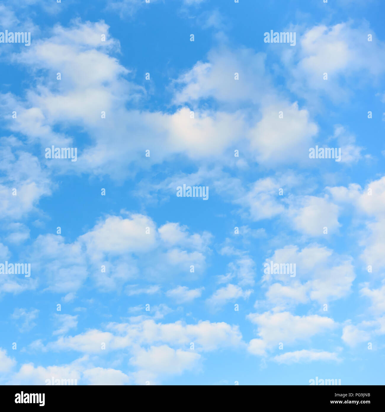 La luce del cielo blu con nuvole bianche, può essere utilizzato come sfondo Foto Stock