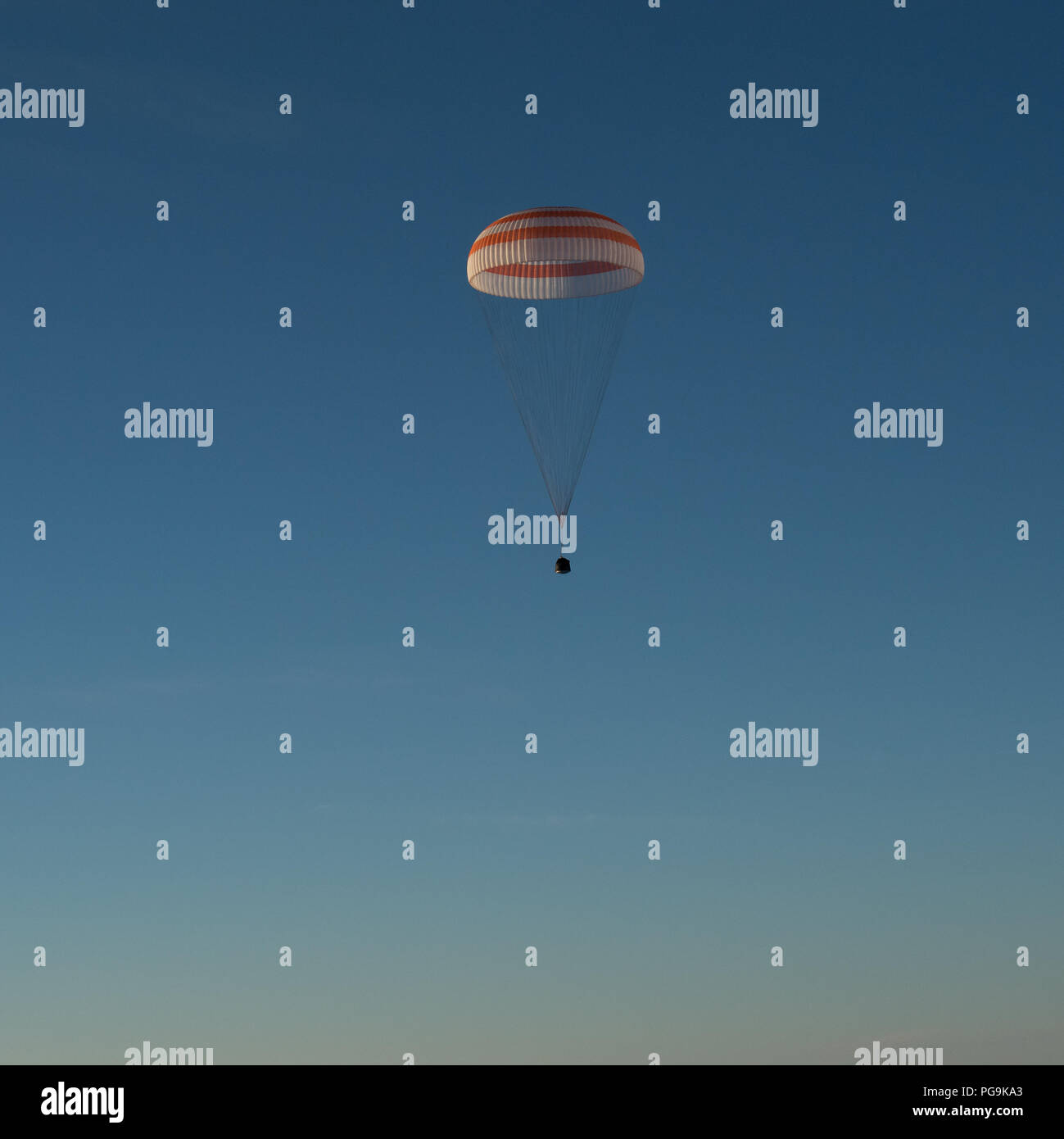 Il Soyuz MS-06 lander è visto come si atterra con spedizione 54 membri di equipaggio Joe Acaba e Mark Vande Hei della NASA e il cosmonauta Alexander Misurkin vicino alla città di Zhezkazgan, Kazakistan, mercoledì 28 febbraio, 2018 (febbraio 27 Eastern time). Acaba, Vande Hei, e Misurkin stanno ritornando dopo 168 giorni in uno spazio in cui essi sono serviti come membri della spedizione 53 e 54 equipaggi a bordo della Stazione Spaziale Internazionale. Foto Stock