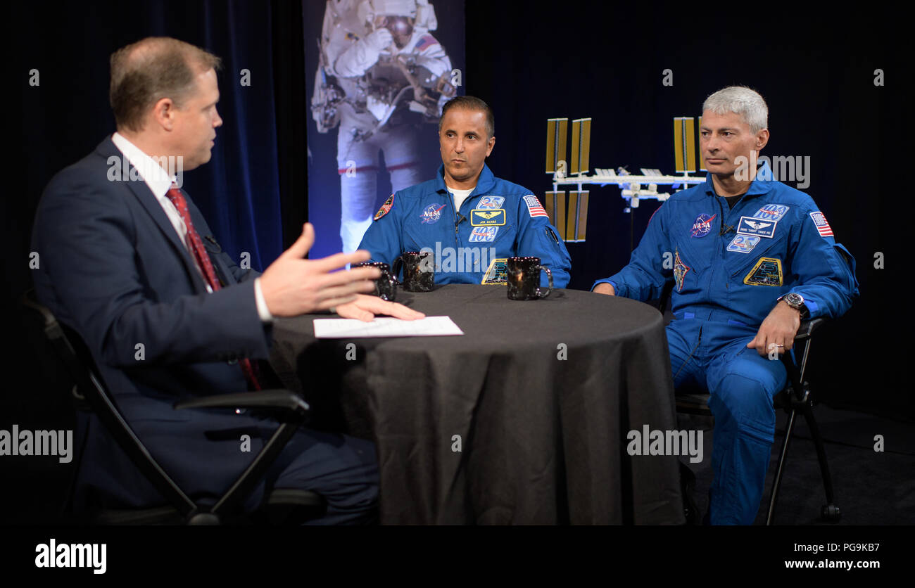 Amministratore della NASA Jim Bridenstine, a sinistra si incontra con spedizione 54 gli astronauti della NASA Joe Acaba, centro e Mark Vande Hei durante la loro spedizione 54 post volo, Mercoledì, 13 Giugno 2018 alle sedi della NASA, Washington. Foto Stock