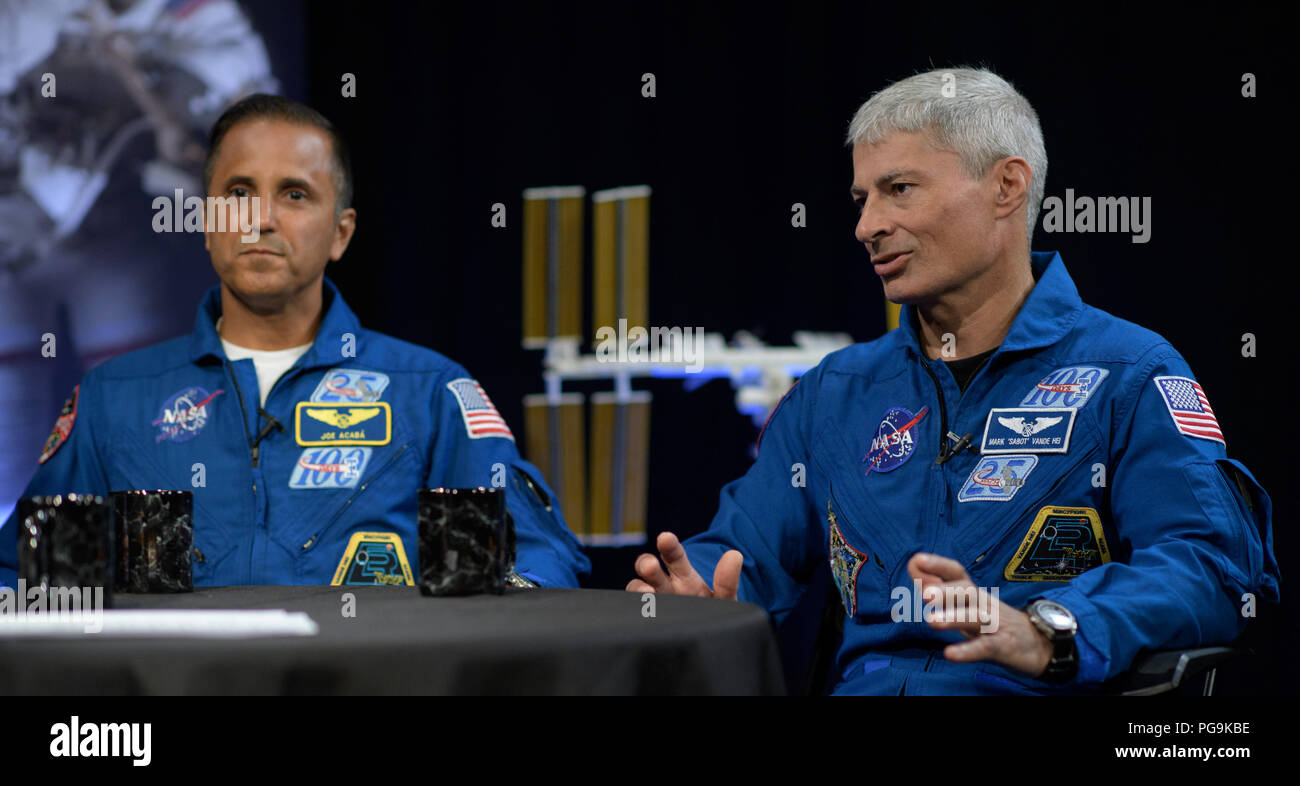 Expedition 54 gli astronauti della NASA Joe Acaba, sinistra e Mark Vande Hei soddisfare con amministratore della NASA Jim Bridenstine durante la loro spedizione 54 post volo visita, mercoledì 13 giugno 2018 alle sedi della NASA, Washington. Foto Stock
