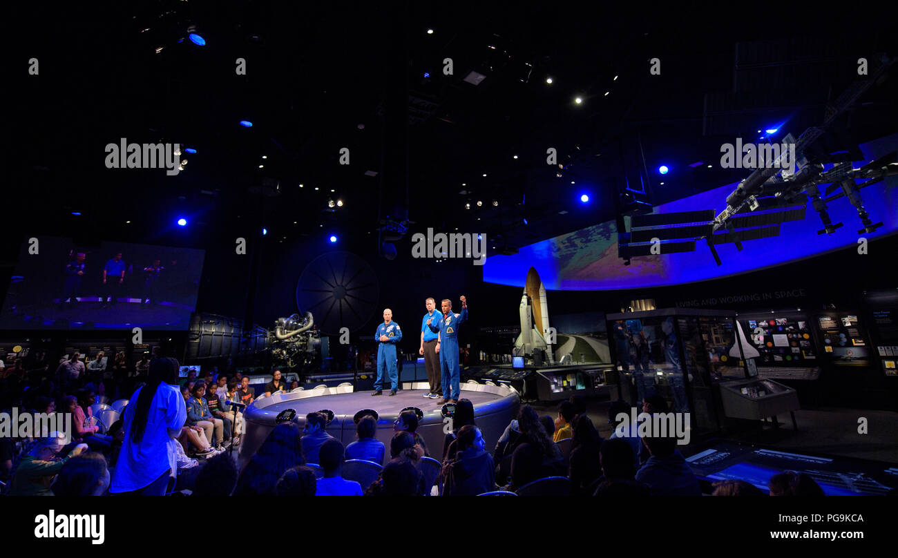 Gli astronauti della NASA Mark Vande Hei, sinistra e Joe Acaba diritto, rispondere alle domande del pubblico con lo Smithsonian's Marty Kelsey, centro durante "Novità nel settore aerospaziale" Giovedì, 14 giugno 2018 presso lo Smithsonian National Air & Space Museum di Washington. Acaba e Vande Hei ha risposto alle domande del pubblico e ha parlato delle loro esperienze a bordo della Stazione Spaziale Internazionale per 168 giorni come parte di spedizione 53 e 54. Foto Stock