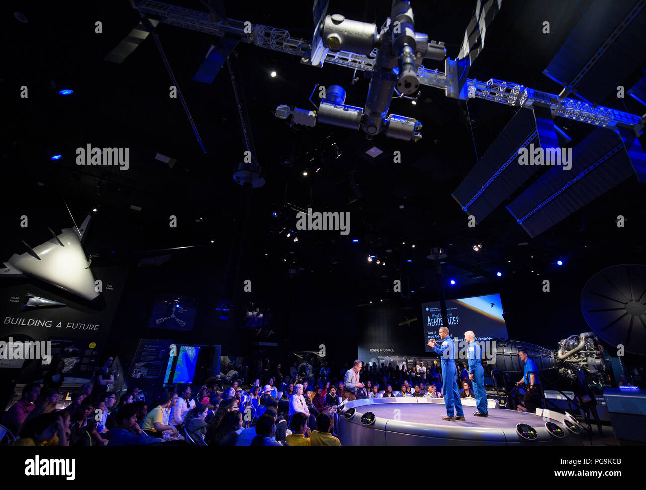 Gli astronauti della NASA Joe Acaba, sinistra e Mark Vande Hei diritto, rispondere alle domande del pubblico con lo Smithsonian's Marty Kelsey, centro durante "Novità nel settore aerospaziale" Giovedì, 14 giugno 2018 presso lo Smithsonian National Air & Space Museum di Washington. Acaba e Vande Hei ha risposto alle domande del pubblico e ha parlato delle loro esperienze a bordo della Stazione Spaziale Internazionale per 168 giorni come parte di spedizione 53 e 54. Foto Stock