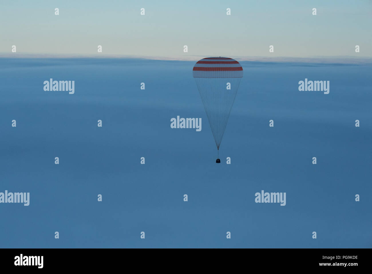 Il Soyuz MS-06 lander è visto come si atterra con spedizione 54 membri di equipaggio Joe Acaba e Mark Vande Hei della NASA e il cosmonauta Alexander Misurkin vicino alla città di Zhezkazgan, Kazakistan, mercoledì 28 febbraio, 2018 (febbraio 27 Eastern time). Acaba, Vande Hei, e Misurkin stanno ritornando dopo 168 giorni in uno spazio in cui essi sono serviti come membri della spedizione 53 e 54 equipaggi a bordo della Stazione Spaziale Internazionale. Foto Stock