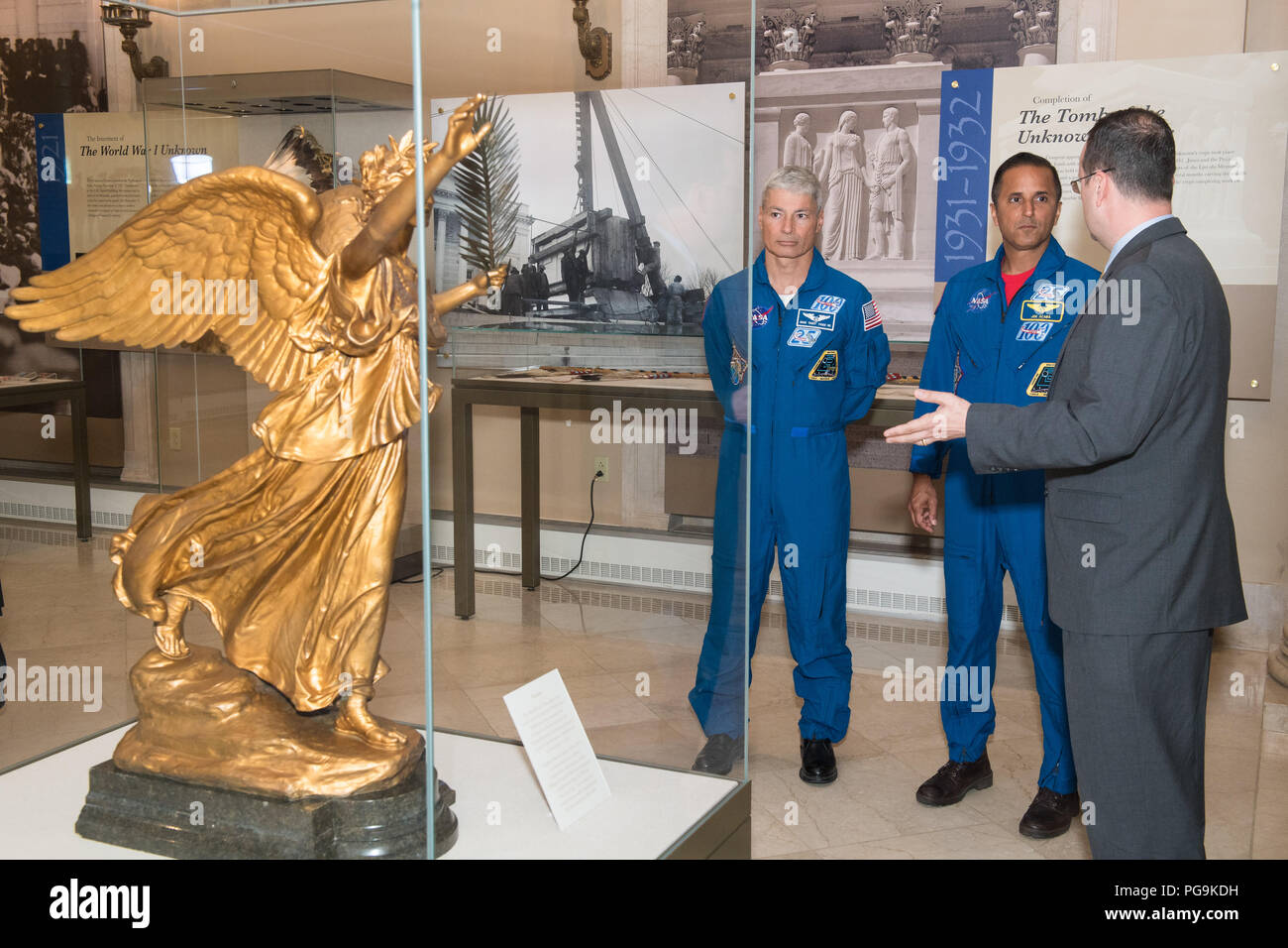 Gli astronauti della NASA Mark Vande Hei, sinistra e Joe Acaba, centro, tour del museo presso la Tomba degli Ignoti, Venerdì, 15 giugno 2018 presso il Cimitero Nazionale di Arlington in Arlington, Virginia Foto Stock