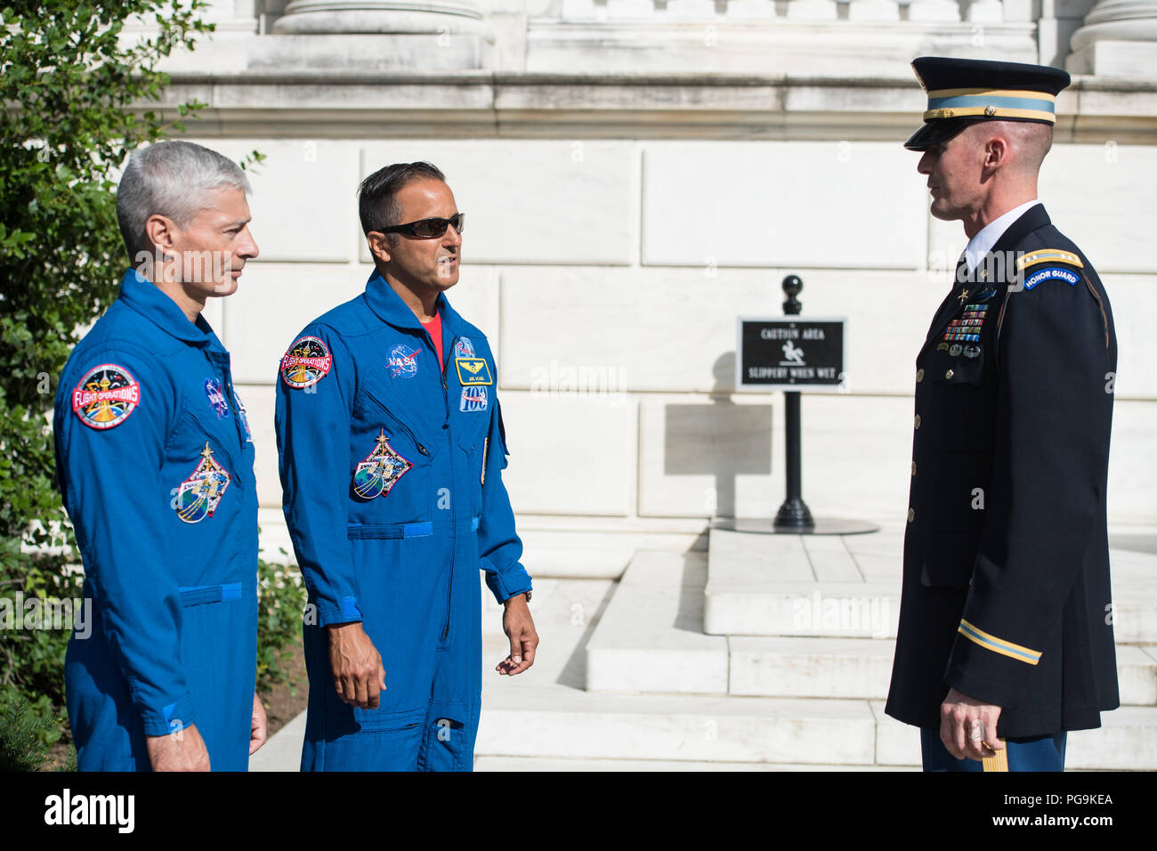 Gli astronauti della NASA Mark Vande Hei, sinistra e Joe Acaba, centro di soddisfare con la Guardia d'onore presso la Tomba degli Ignoti, Venerdì, 15 giugno 2018 presso il Cimitero di Arlington in Arlington, Virginia Foto Stock