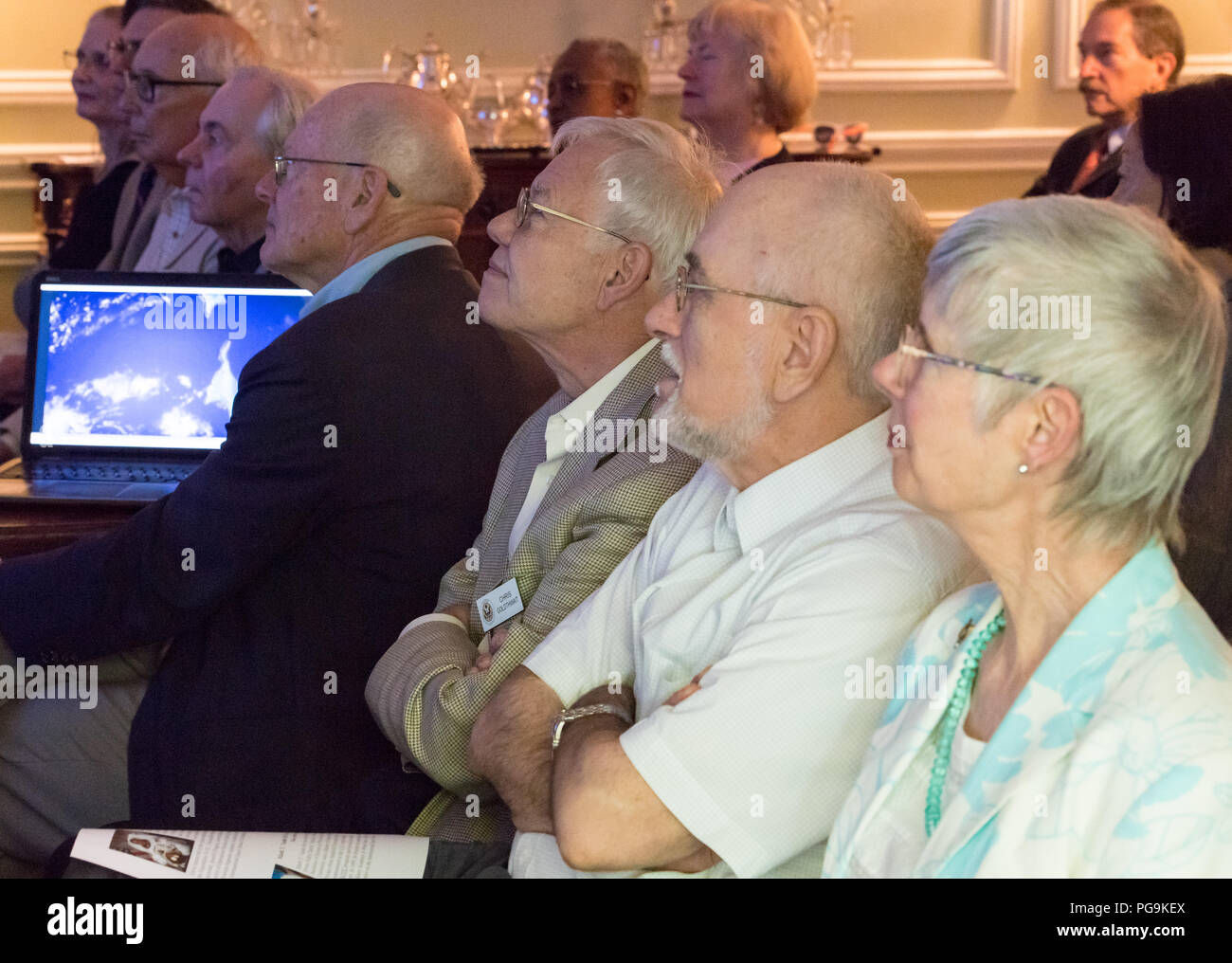 Ai partecipanti di ascoltare come gli astronauti della NASA Joe Acaba e Mark Vande Hei parlare del loro tempo a bordo della Stazione Spaziale Internazionale, Venerdì, 15 giugno 2018 a DACOR Bacon House di Washington. La casa è un inizio del XIX secolo la casa e l'attuale sede di DACOR Foundation, una organizzazione degli affari esteri professionisti. Foto Stock