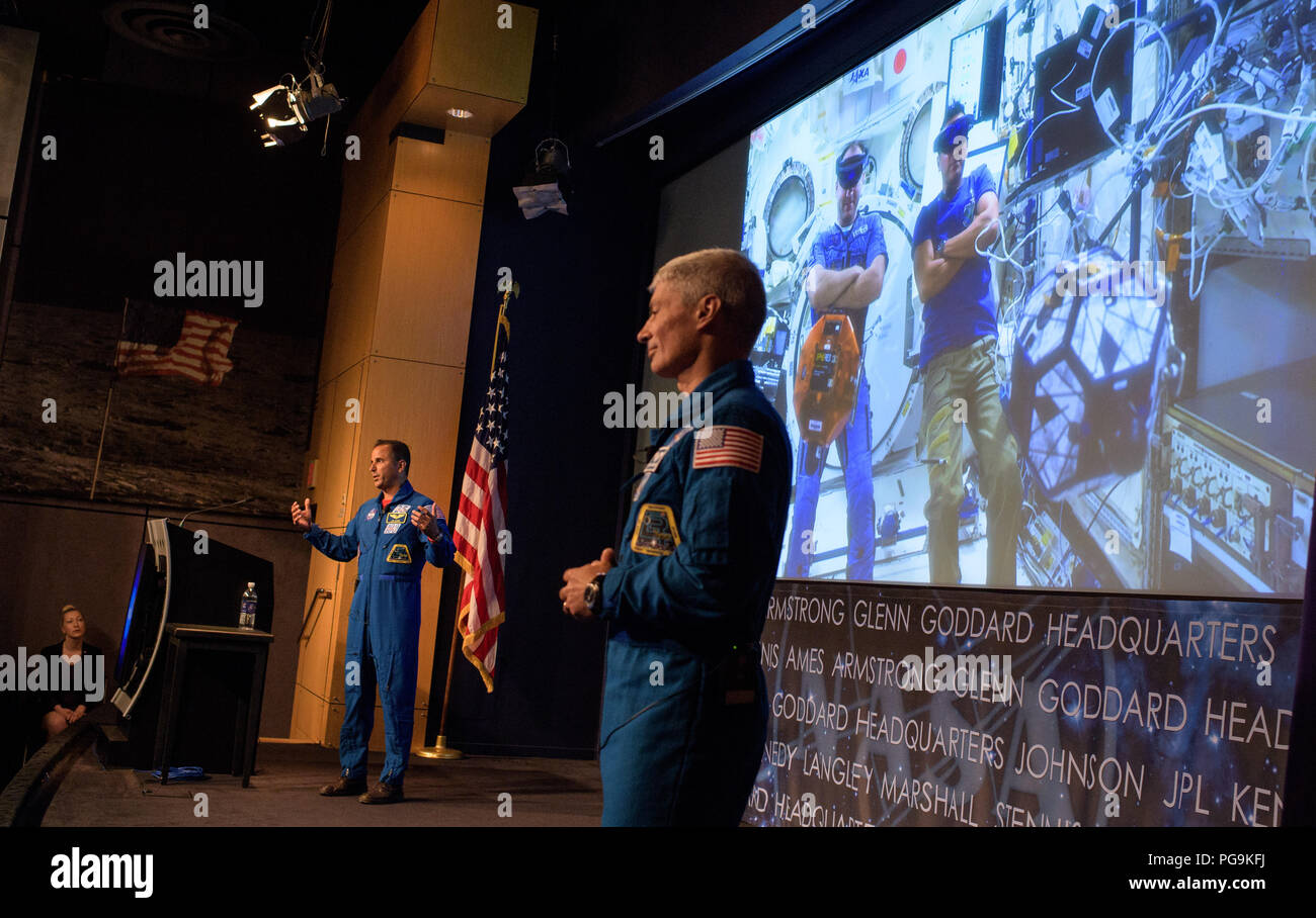 Gli astronauti della NASA Joe Acaba, sinistra e Mark Vande Hei, destra parlare del loro tempo a bordo della Stazione Spaziale Internazionale, Venerdì, 15 giugno 2018 al quartier generale della NASA a Washington. Acaba e Vande Hei ha risposto alle domande del pubblico e ha parlato delle loro esperienze a bordo della Stazione Spaziale Internazionale per 168 giorni come parte di spedizione 53 e 54. Foto Stock