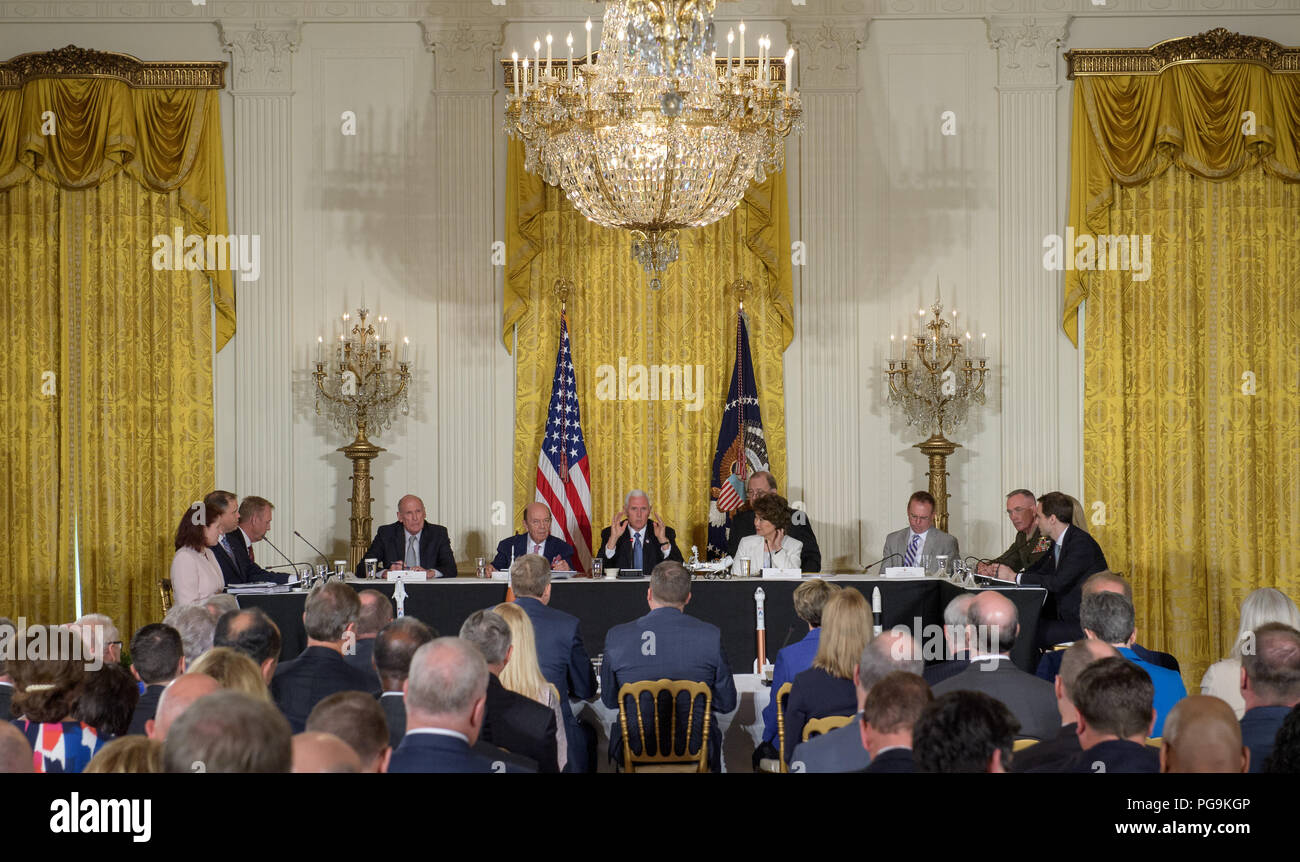 Vice Presidente Mike Pence di porre domande di ex gli astronauti della NASA Eileen Collins, Terry Virts e Scott Parazynski durante una riunione del National Space consiglio nella Sala Est della Casa Bianca, Lunedì, Giugno 18, 2018 a Washington. Presieduto dal Vice Presidente del Consiglio ha il ruolo di informare il Presidente in materia di politica spaziale nazionale e strategia, e rivedere la nazione degli obbiettivi a lungo termine per le attività spaziali. Foto Stock