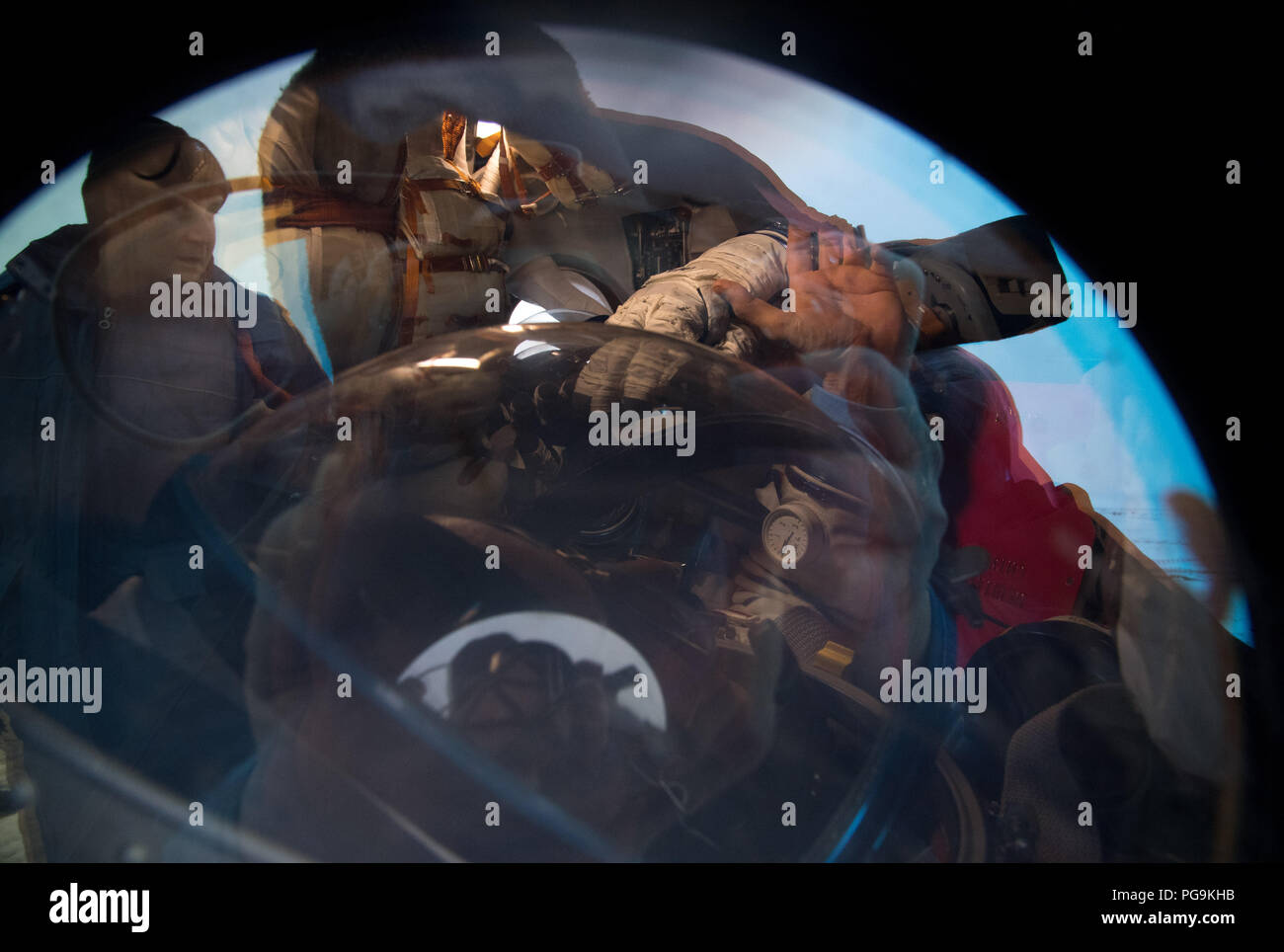 Expedition 54 membri di equipaggio Joe Acaba e Mark Vande Hei della NASA e il cosmonauta Alexander Misurkin sono visti dentro la loro Soyuz MS-06 navicelle dopo sbarcarono vicino alla città di Zhezkazgan, Kazakistan, mercoledì 28 febbraio, 2018 (febbraio 27 Eastern time). Acaba, Vande Hei, e Misurkin stanno ritornando dopo 168 giorni in uno spazio in cui essi sono serviti come membri della spedizione 53 e 54 equipaggi a bordo della Stazione Spaziale Internazionale. Foto Stock