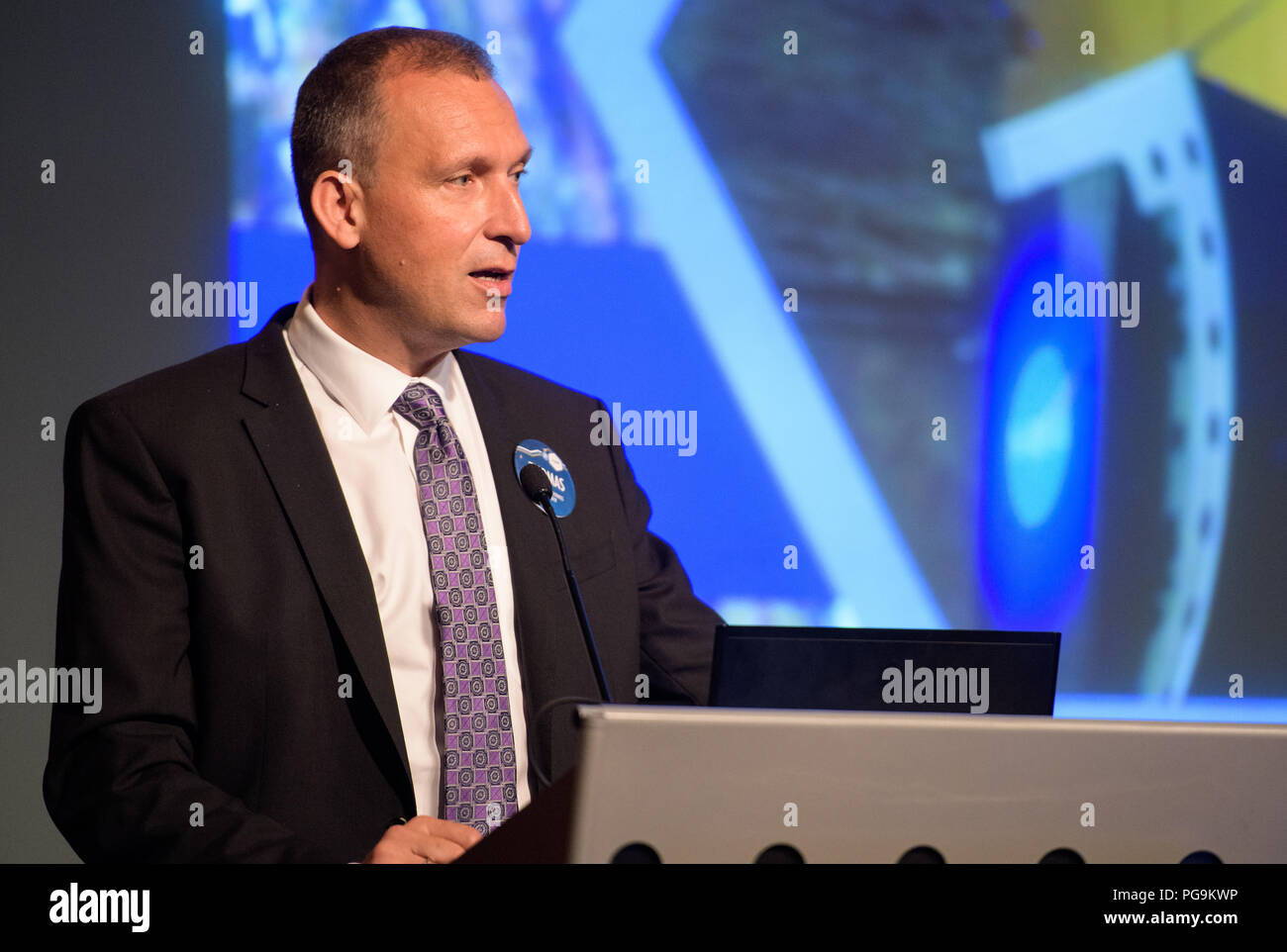 Thomas Zurbuchen, amministratore di associare per la NASA la direzione di missione di scienza, parla durante il 2018 Annuale di scienza della terra Vetrina Applicazioni, mercoledì 1 agosto, 2018 alle sedi della NASA a Washington. Ogni estate gli studenti e i giovani professionisti dalla NASA Scienze Applicate' sviluppare il programma nazionale venite al quartier generale della NASA e di presentare i loro progetti di ricerca. Sviluppare è un corso di formazione e programma di sviluppo dove gli studenti lavorano sulla scienza della terra di progetti di ricerca seguiti da consulenti in materia di scienza dalla NASA e le agenzie partner, e di estendere i risultati della ricerca per le comunità locali. Foto Stock