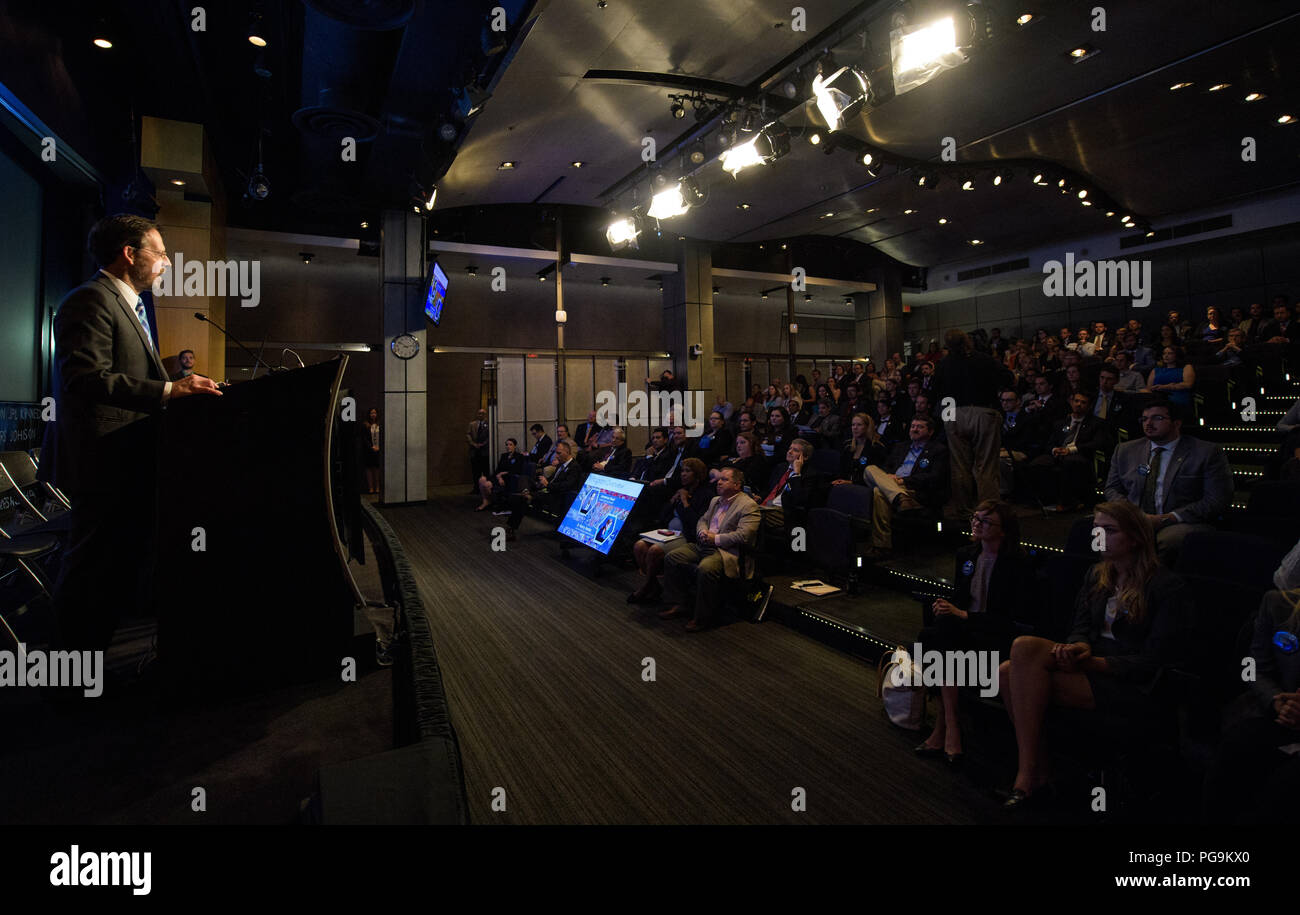 Direttore della NASA di Scienze Applicate di programma (Earth Science Division) Lawrence Friedl parla durante il 2018 Annuale di scienza della terra Vetrina Applicazioni, mercoledì 1 agosto, 2018 alle sedi della NASA a Washington. Ogni estate gli studenti e i giovani professionisti dalla NASA Scienze Applicate' sviluppare il programma nazionale venite al quartier generale della NASA e di presentare i loro progetti di ricerca. Sviluppare è un corso di formazione e programma di sviluppo dove gli studenti lavorano sulla scienza della terra di progetti di ricerca seguiti da consulenti in materia di scienza dalla NASA e le agenzie partner, e di estendere i risultati della ricerca per le comunità locali. Foto Stock