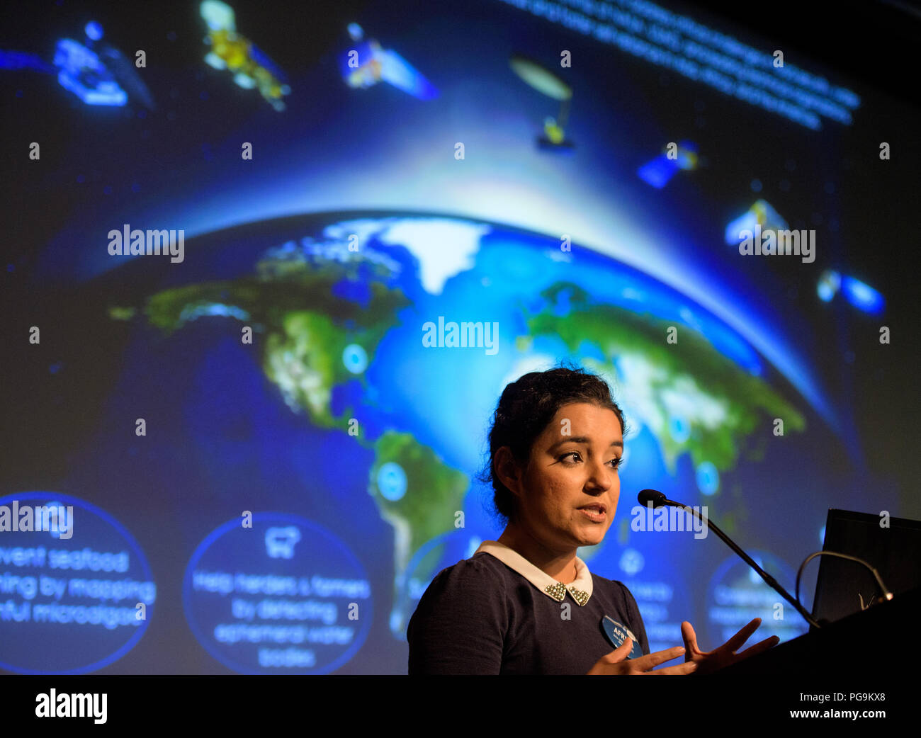 Africa Flores, terra di copertura e uso del territorio Cambia tema Lead per SERVIR, parla durante il 2018 Annuale di scienza della terra Vetrina Applicazioni, mercoledì 1 agosto, 2018 alle sedi della NASA a Washington. Ogni estate gli studenti e i giovani professionisti dalla NASA Scienze Applicate' sviluppare il programma nazionale venite al quartier generale della NASA e di presentare i loro progetti di ricerca. Sviluppare è un corso di formazione e programma di sviluppo dove gli studenti lavorano sulla scienza della terra di progetti di ricerca seguiti da consulenti in materia di scienza dalla NASA e le agenzie partner, e di estendere i risultati della ricerca per le comunità locali. Foto Stock