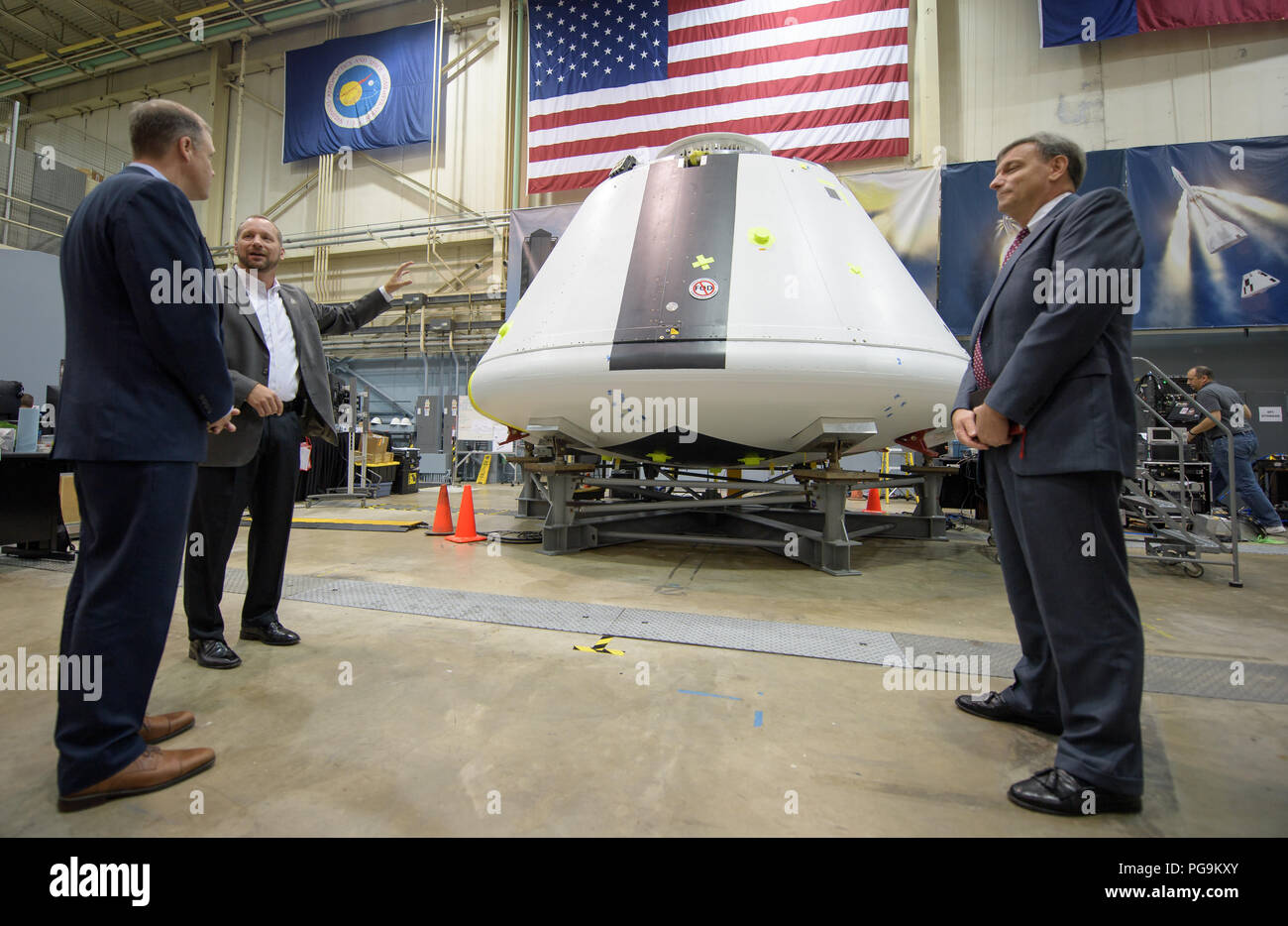 Amministratore della NASA Jim Bridenstine, a sinistra è rappresentato il test Orion capsula di equipaggio che sarà utilizzato per la salita Abort-2 (AA-2) prova da Orion AA-2 Modulo equipaggio Manager il dottor Jon Olansen, la seconda da sinistra, come Orion Program Manager Mark Kirasich, destra, guarda, giovedì 2 agosto 2018 alla NASA Johnson Space Center a Houston, Texas. Foto Stock