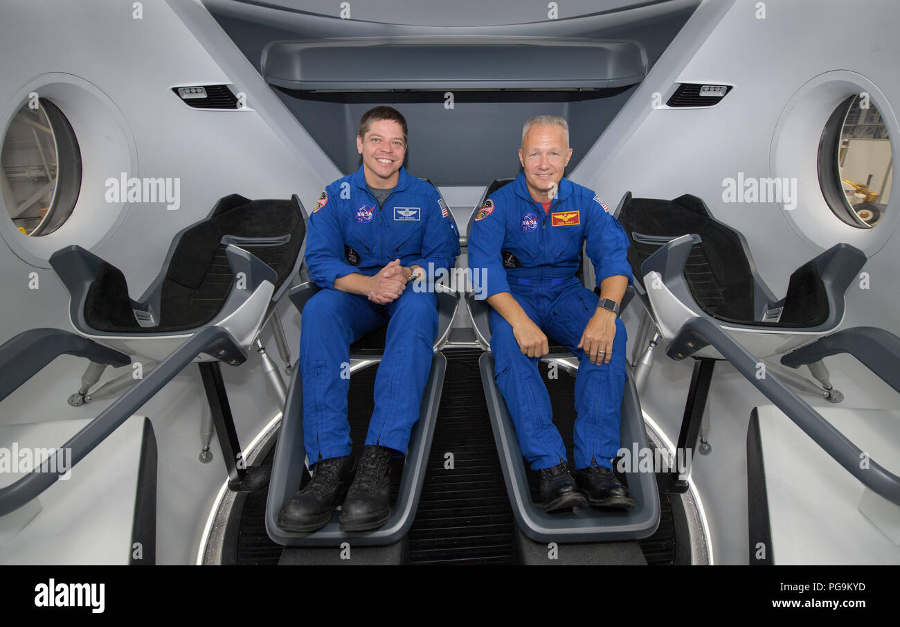 Gli astronauti della NASA Bob Behnken, sinistra e Doug Hurley, assegnato a volare sul primo volo di prova di SpaceX equipaggio del drago, pongono all'interno di un mockup del veicolo spaziale alla NASA Johnson Space Center a Houston in Texas il 2 agosto 2018 in anticipo dell'agenzia l'annuncio del loro equipaggio commerciale assegnazione 3 Agosto. Nove Stati Uniti gli astronauti sono stati selezionati per equipaggio commerciale assegnazioni di volo sul primo volo di prova e missioni operative di Boeing CST-100 Starliner e SpaceX equipaggio del drago. Foto Stock