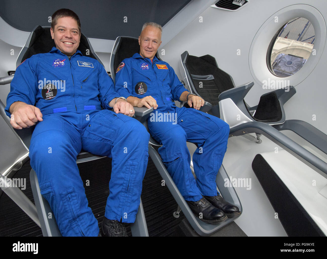 Gli astronauti della NASA Bob Behnken, sinistra e Doug Hurley, assegnato a volare sul primo volo di prova di SpaceX equipaggio del drago, pongono all'interno di un mockup del veicolo spaziale alla NASA Johnson Space Center a Houston in Texas il 2 agosto 2018 in anticipo dell'agenzia l'annuncio del loro equipaggio commerciale assegnazione 3 Agosto. Nove Stati Uniti gli astronauti sono stati selezionati per equipaggio commerciale assegnazioni di volo sul primo volo di prova e missioni operative di Boeing CST-100 Starliner e SpaceX equipaggio del drago. Foto Stock