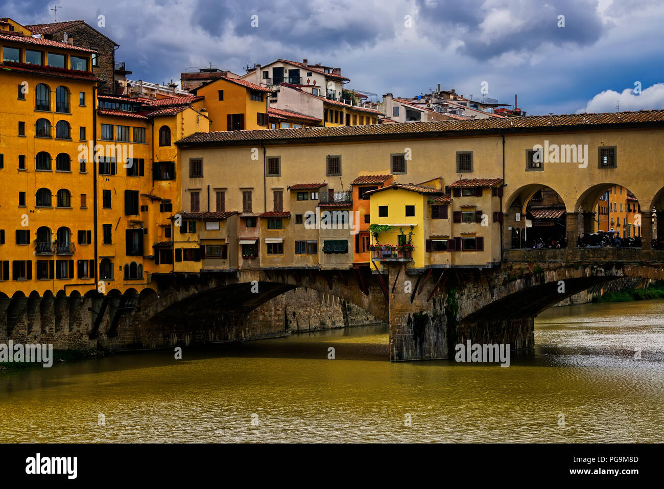 Centro storico Ponte Vecchio Ponte sul fiume Arno a Firenze, Italia Foto Stock