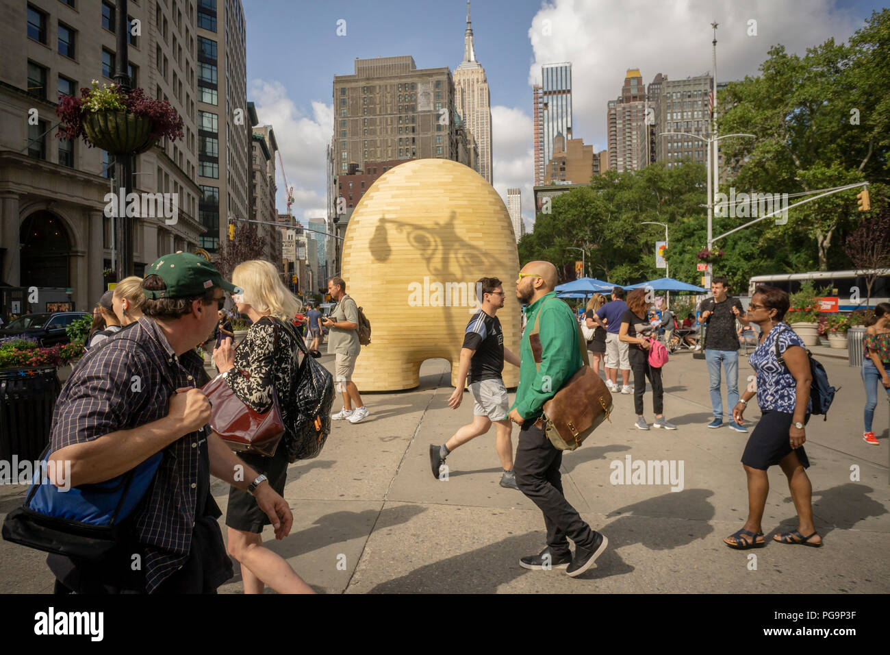 L'ombra di un lampione è colato su di Jorge Palacios' 'Link' nella trafficata Flatiron Plaza di New York visto il Martedì, Agosto 21, 2018. La mostra è legata a una mostra di Palacios' LAVORO AL Noguchi Museum di regine e la monumentale accoya scultura in legno sarà sul display fino al 6 novembre 2018. (Â© Richard B. Levine) Foto Stock