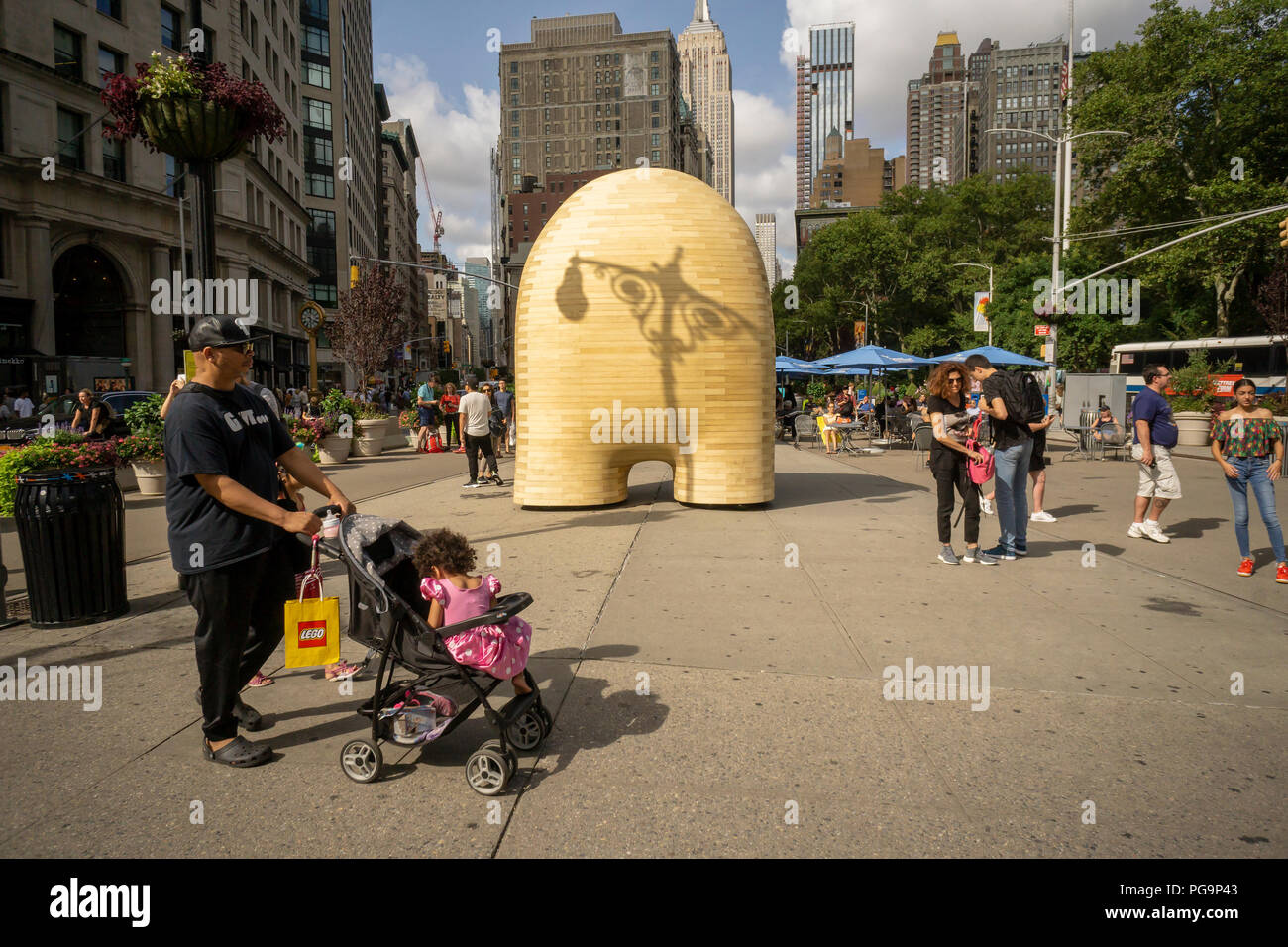 L'ombra di un lampione è colato su di Jorge Palacios' 'Link' nella trafficata Flatiron Plaza di New York visto il Martedì, Agosto 21, 2018. La mostra è legata a una mostra di Palacios' LAVORO AL Noguchi Museum di regine e la monumentale accoya scultura in legno sarà sul display fino al 6 novembre 2018. (© Richard B. Levine) Foto Stock