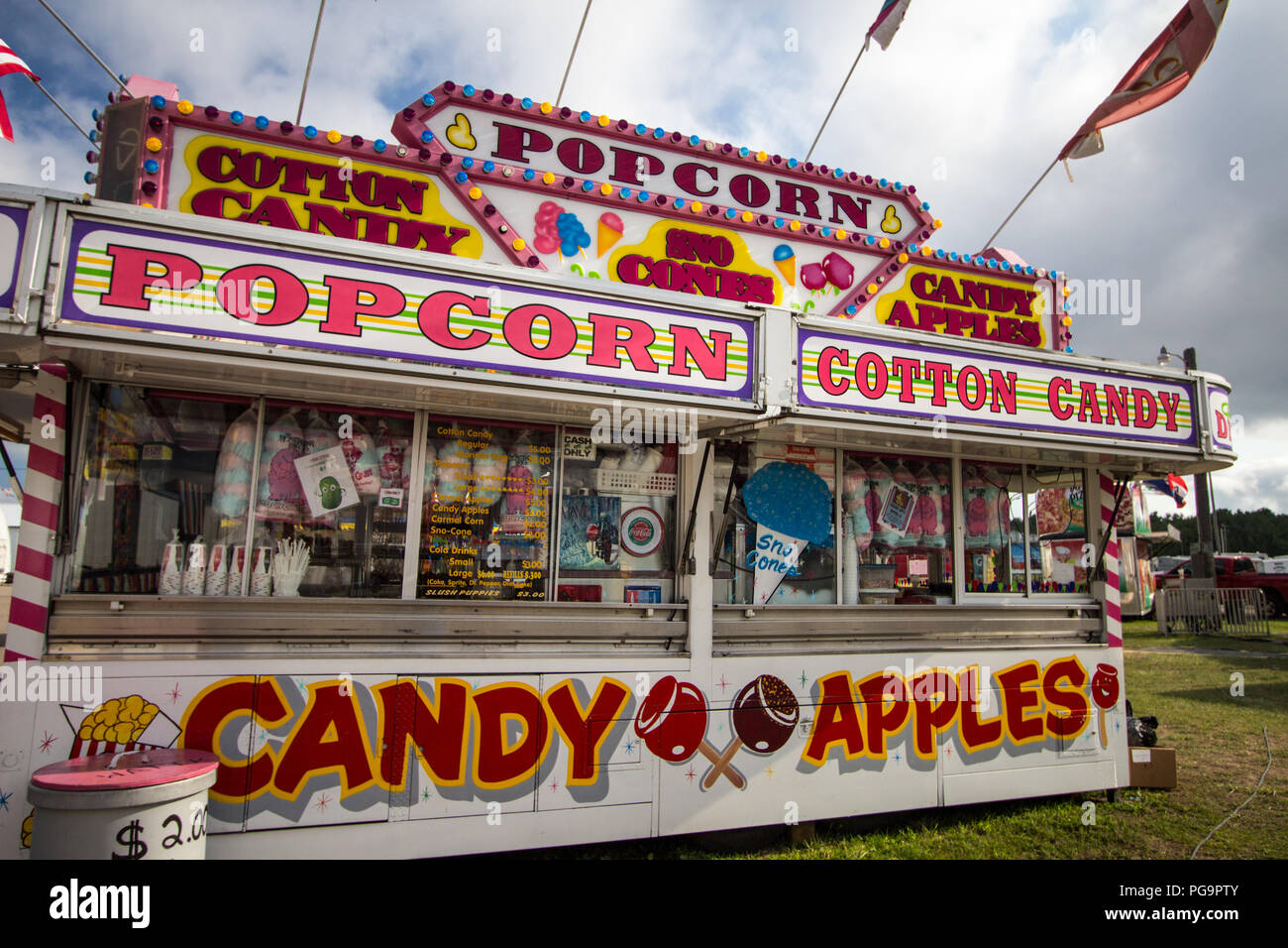 Cheboygan, Michigan, Stati Uniti d'America - 9 Agosto 2018: junk food stand in concessione a Cheboygan County Fair nel Michigan del nord. Foto Stock
