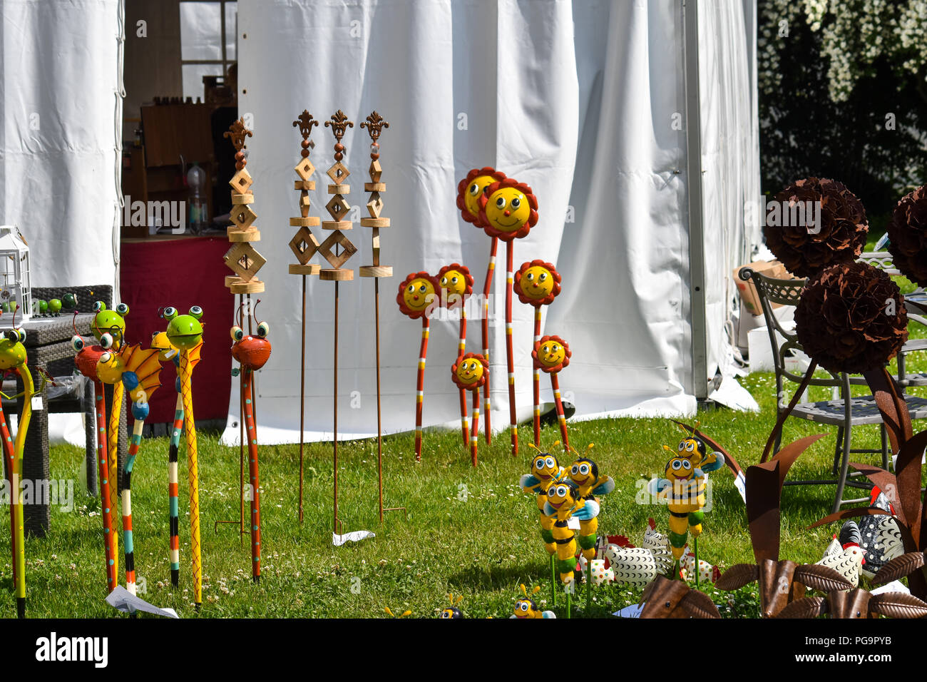 Collezione di personaggi colorati in un giardino. Foto Stock