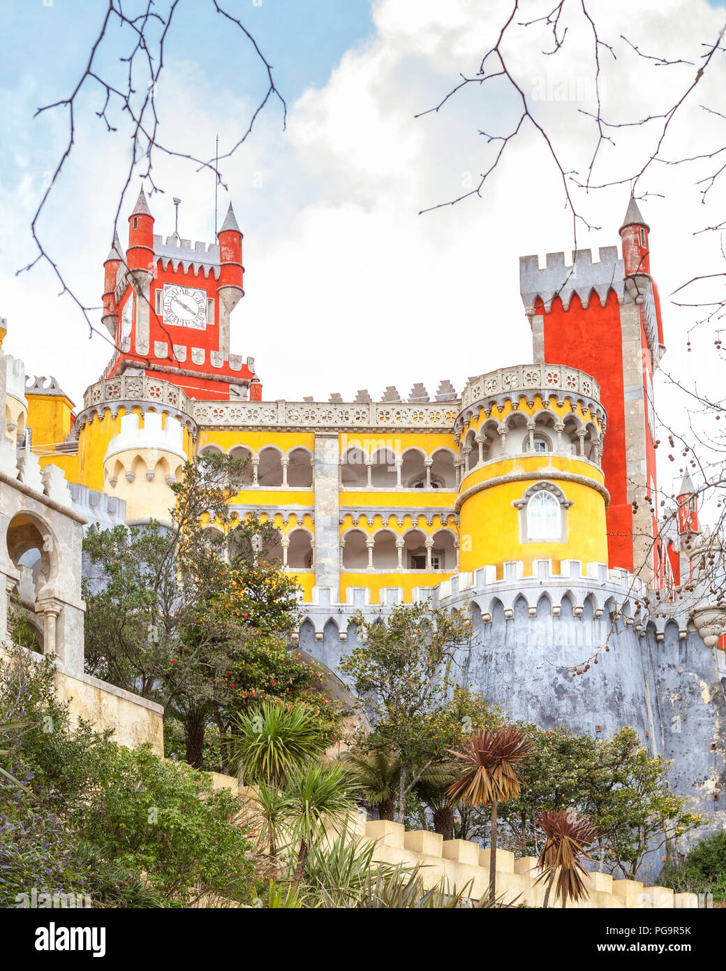 Unione Pena nel Palazzo di Sintra, Portogallo. Reale medievale architettura. Giallo old tower, Lisbona Foto Stock