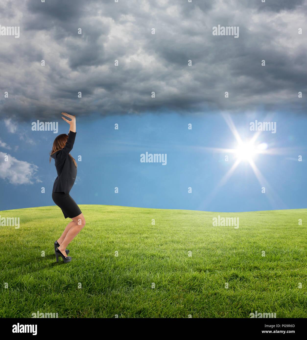 Business donna cerca di mantenere l'estate invece di cattive condizioni meteorologiche Foto Stock