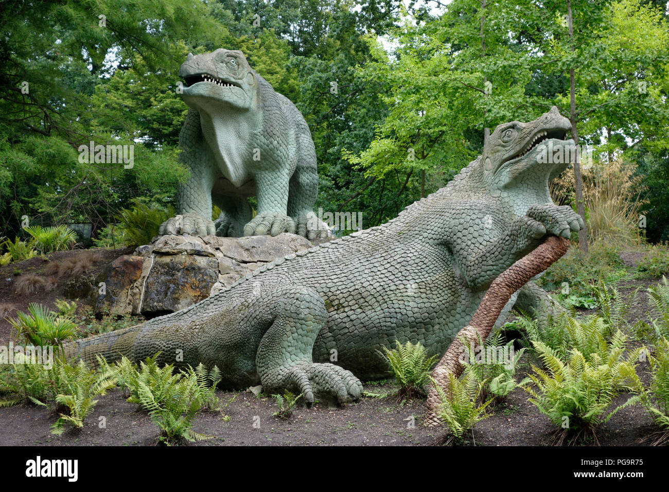 Sculture di Iguanodon al Crystal Palace Park, Londra Foto Stock