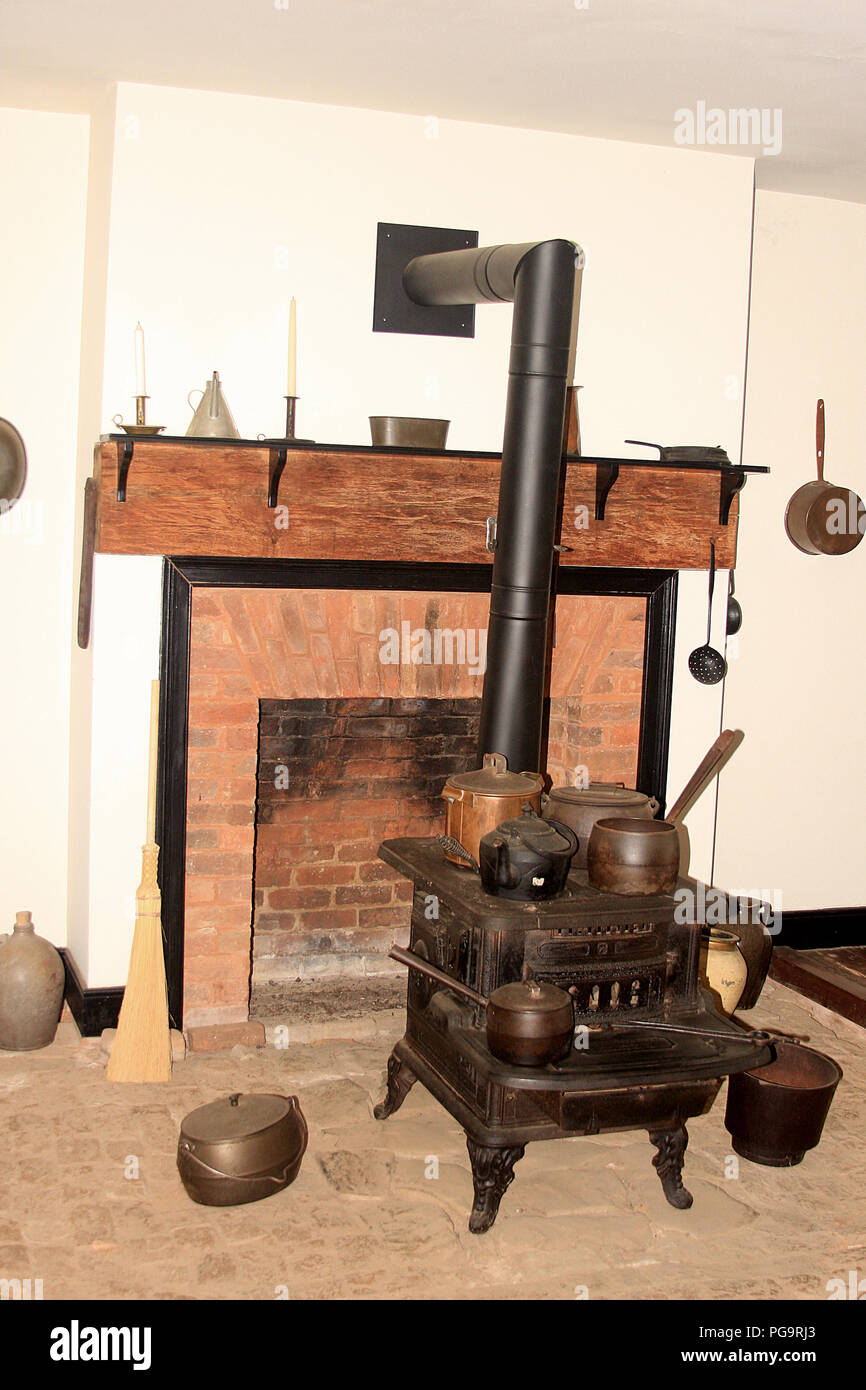 Stufa a legna nella sala da pranzo della McLean House, struttura storica  presso Appomattox Court House, VA, USA. Vita nel 1800 in Virginia rurale  Foto stock - Alamy