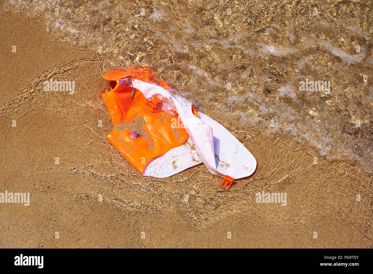 Un danneggiamento del giubbotto di salvataggio nella sabbia galleggia sulla  riva del mare Foto stock - Alamy