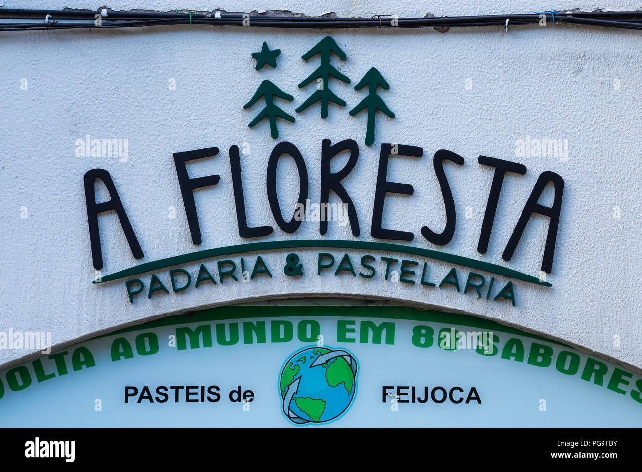 La foresta , a Floresta, padaria & pastelaria, panetteria e pasticceria, villaggio Manteigas scena, Portogallo Foto Stock