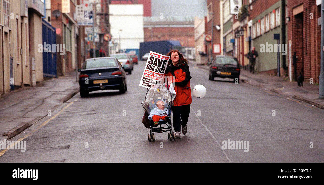 Una donna con un bambino nel passeggino affretta a unirsi a salvare i nostri posti di lavoro rally per Rover impianto di Longbridge, Birmingham, Aprile 2000 Foto Stock