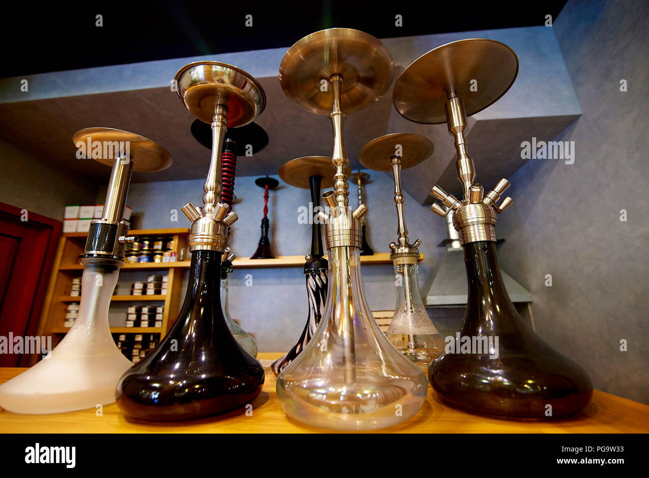 Fila di hookahs sul rack di close-up. Foto Stock