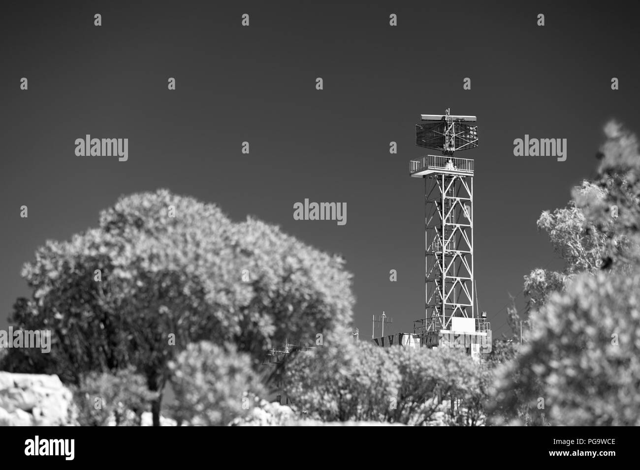 Un radar torre sulla sommità del Profitis Ilias a Santorini, Grecia. Versione in bianco e nero. Foto Stock