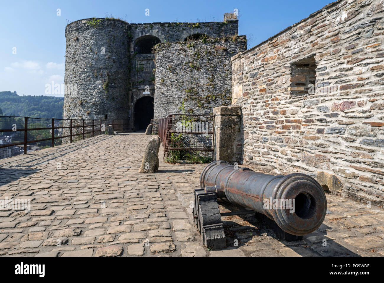 Il vecchio cannone al cancello di ingresso del Castello medievale di Bouillon Castello, Provincia di Lussemburgo, Ardenne belghe, Belgio Foto Stock