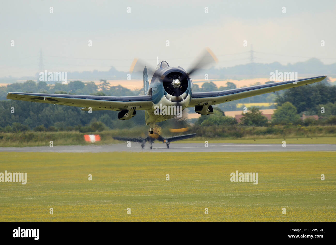 Grumman F6F Hellcat, aereo da combattimento in decollo ad un airshow. Warbird della seconda guerra mondiale in basso allo spettacolo aereo, esposizione aerea Foto Stock