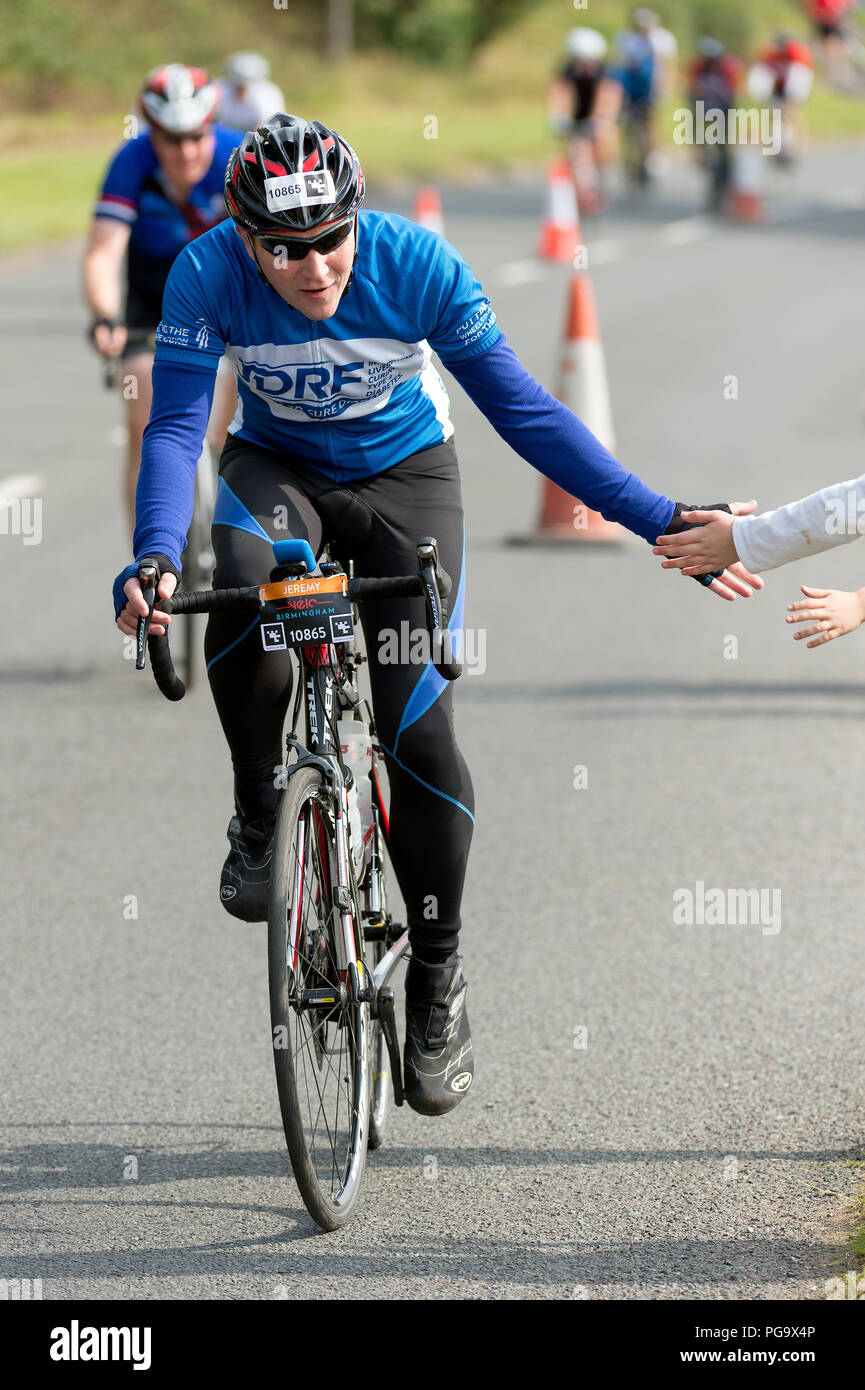 Pilota prendendo parte al velo Birmingham 2017 - 100 Mile manifestazione ciclistica, West Midlands ,l'Inghilterra Foto Stock