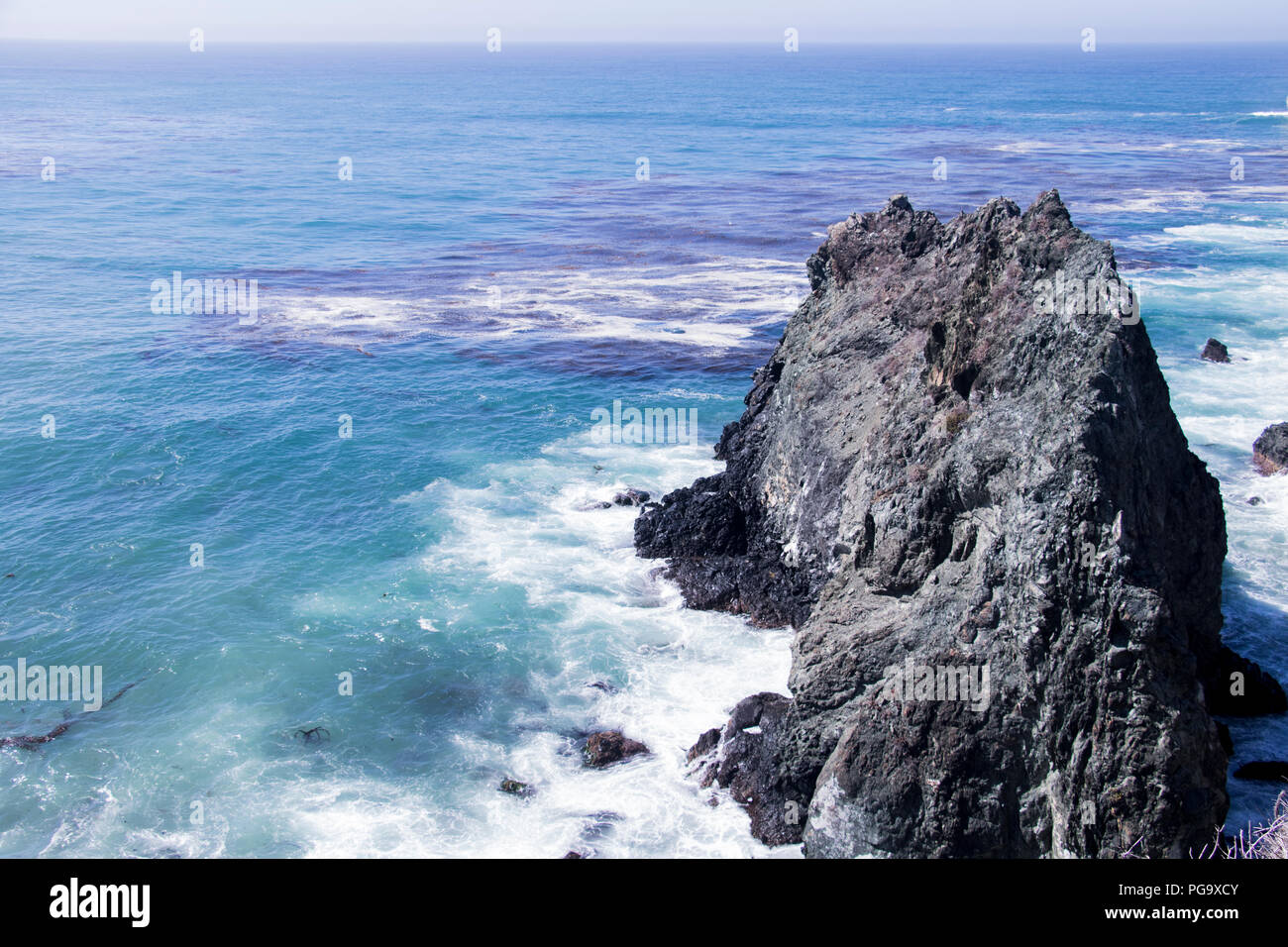 Montagne maestose rocce nel mezzo di un mare azzurro. Il paesaggio costiero sull'acqua. Foto Stock