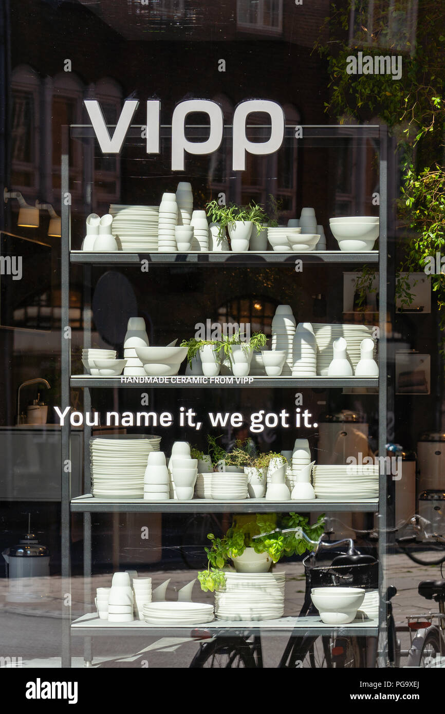 La finestra del display di Vipp flagship store a Copenhagen Foto Stock