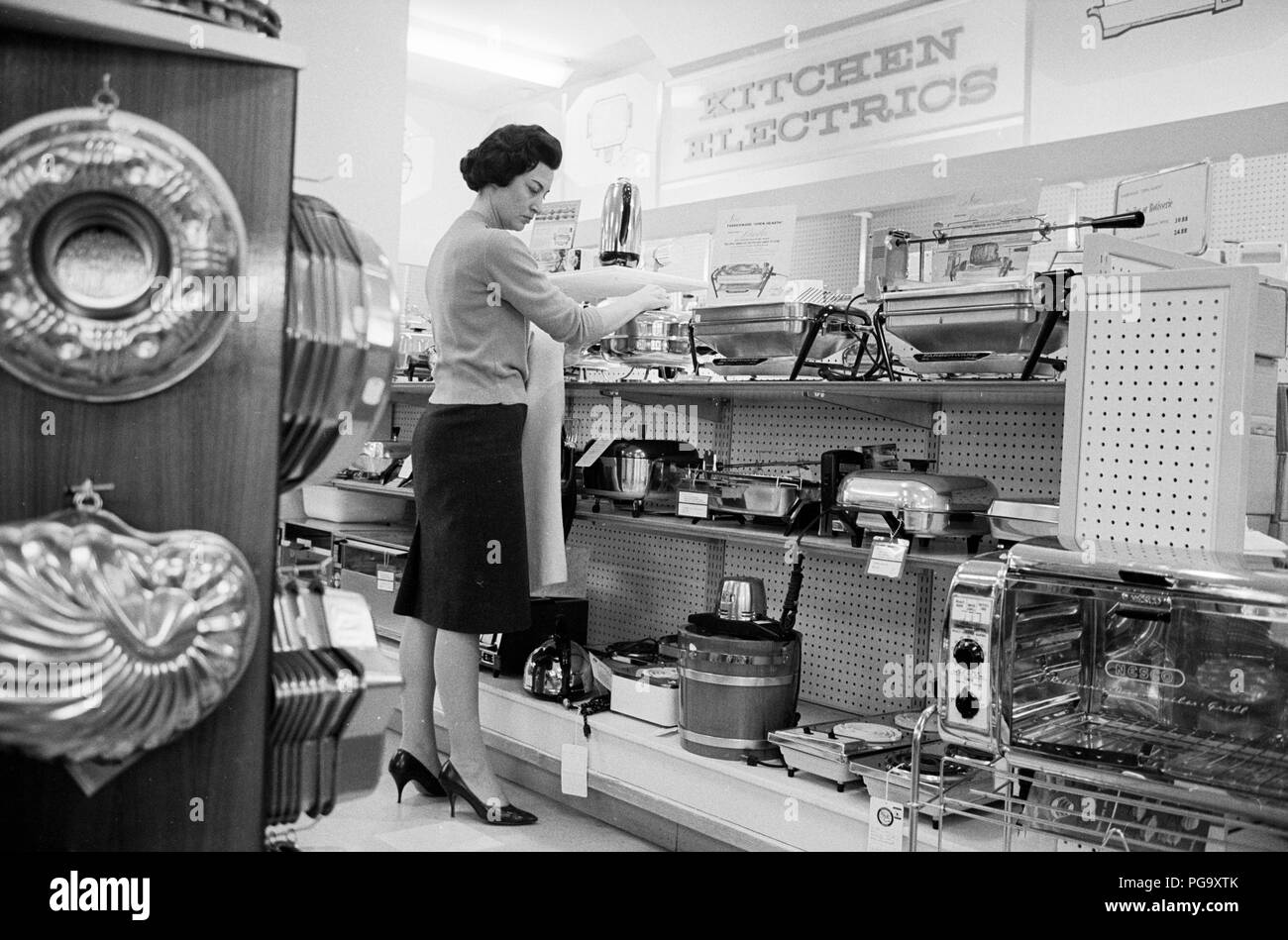 Shopper in un department store - 1965 Foto Stock