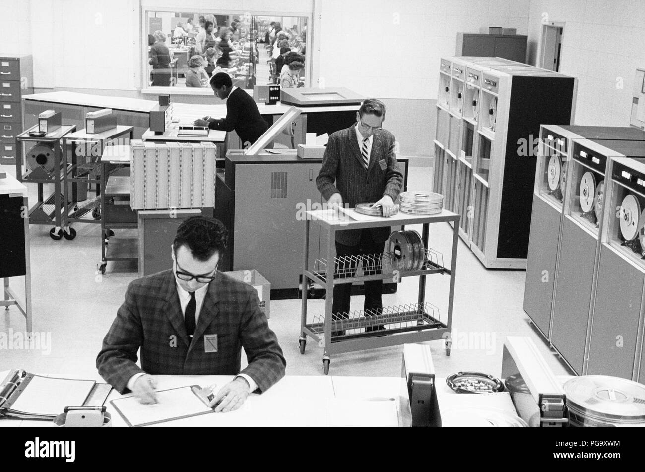 Internal Revenue Service - IRS - Raccolta dati dipartimento presso il Philadelphia, PA, IRS ufficio nel 1965. Il IRS è passato dalla carta registra su nastri magnetici che possono essere caricati nel computer per la registrazione dei dati. Foto Stock