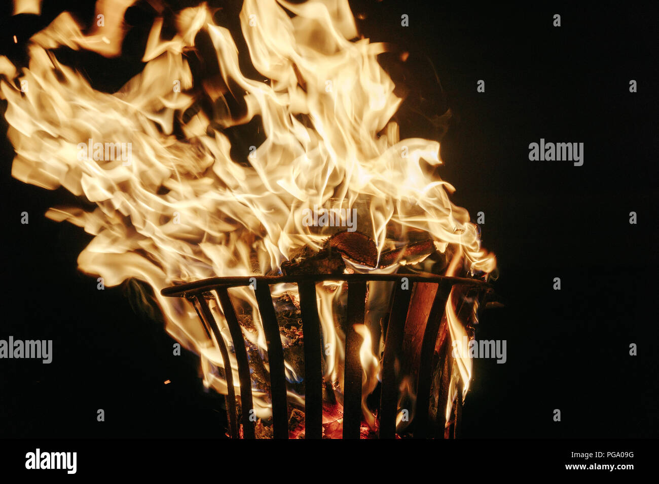 Close-up del bello e selvaggio e fiamme di un falò Foto Stock