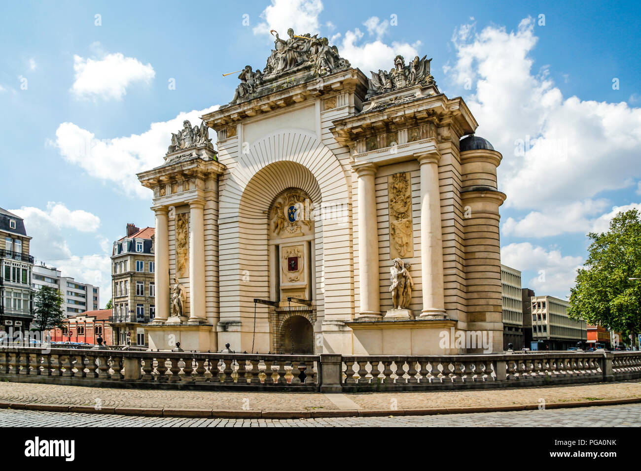 Un imponente edificio, il Port du Paris - Paris Gate che commemora la cattura della città da Luigi XVI di Lille in Francia Foto Stock