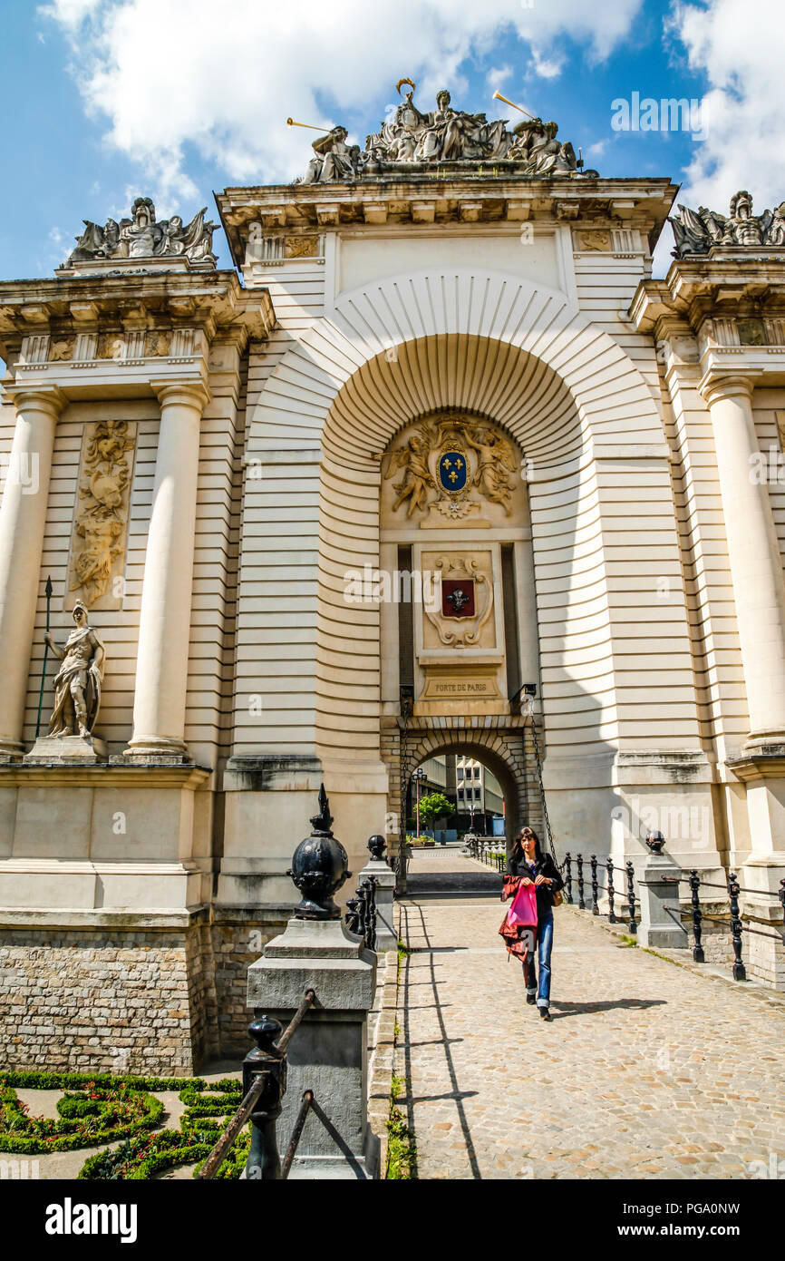 Un imponente edificio, il Port du Paris - Paris Gate che commemora la cattura della città da Luigi XVI di Lille in Francia Foto Stock