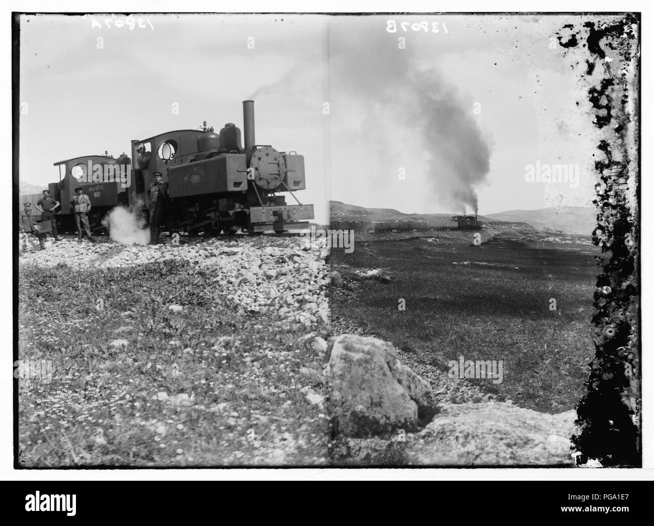Esercito Australiano ingegneri in 2 locomotori- orgoglio di Oriente e Auld Reekie. 1918 ; 2 locomotori tirando il treno vicino alla tomba di giudici, 1918 Foto Stock