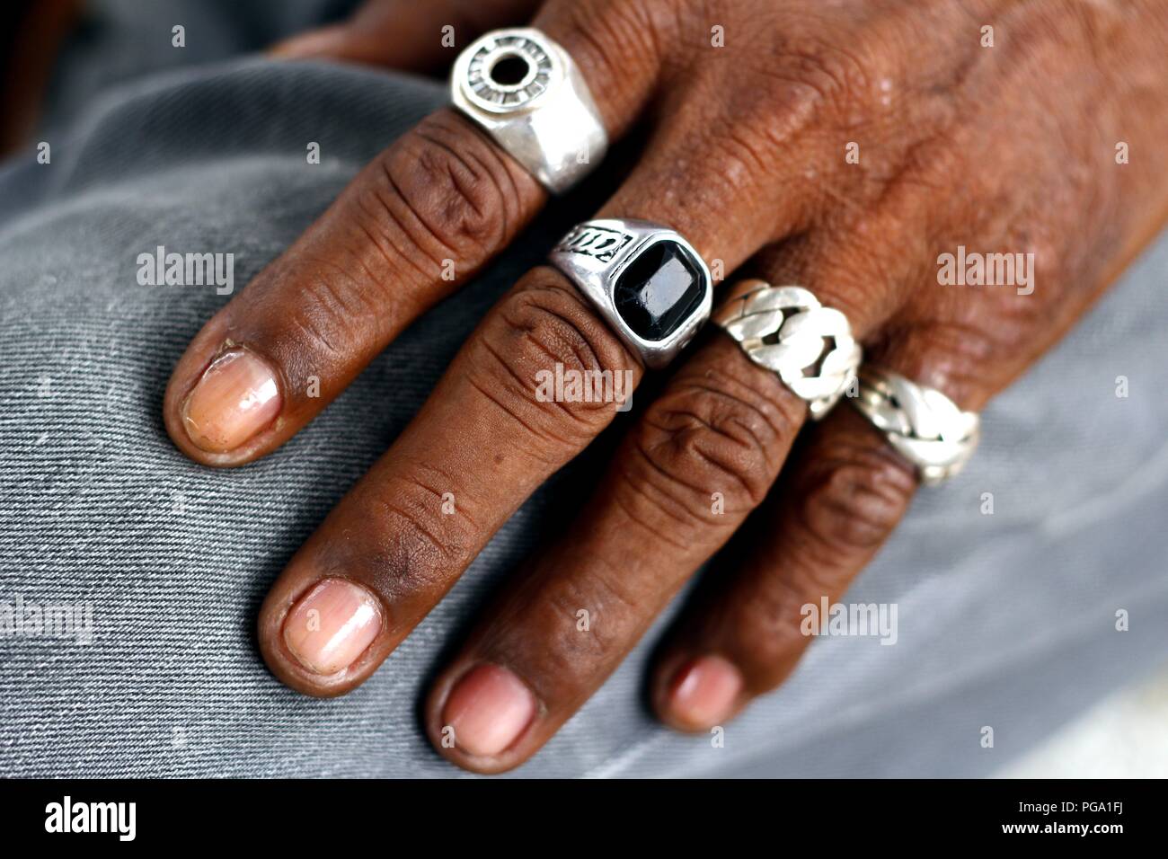 Vicino la foto di una mano di un uomo vecchio con anelli su ciascun dito  Foto stock - Alamy