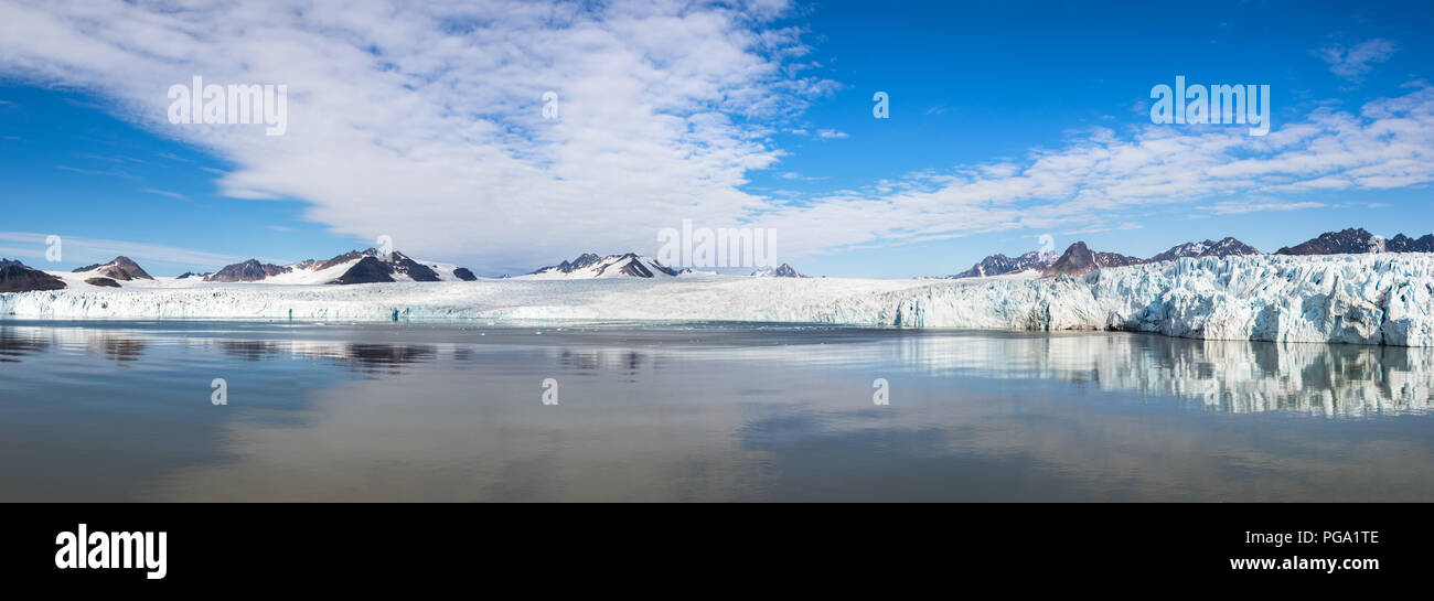 Vista panoramica del ghiacciaio 14 Luglio o noto anche come Fjortende Julibreen e 14 Juli Bukta a Svalbard, Norvegia in estate. Foto Stock