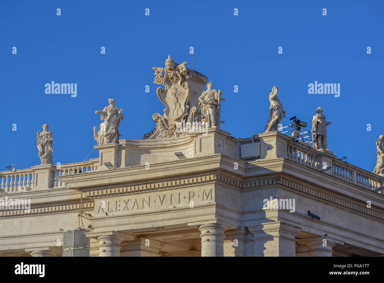 I santi a sud colonnato di Piazza San Pietro. Il Braccio di Carlo Magno  Ingresso al di sotto del Alessandro VII Stemma Foto stock - Alamy